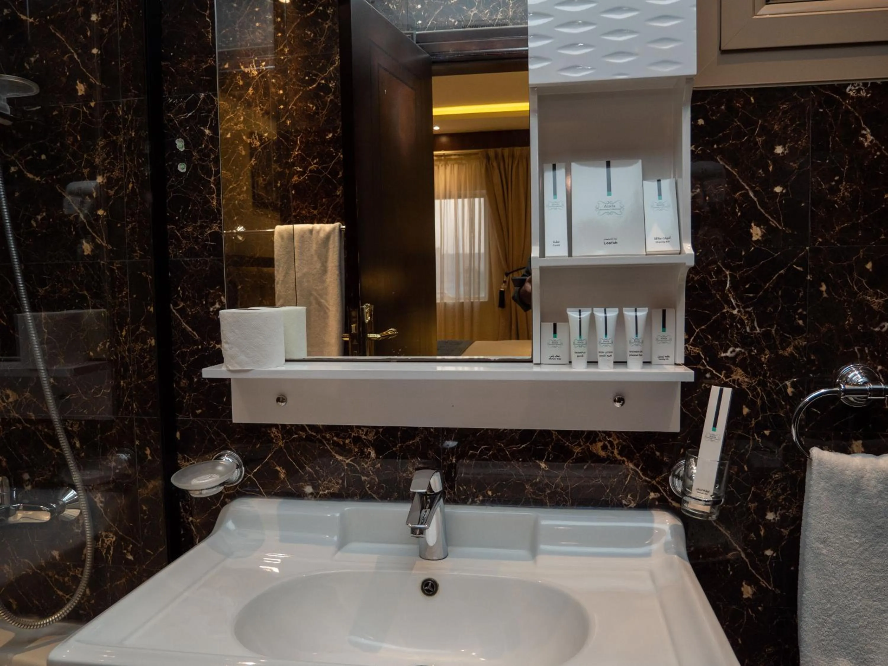 Bathroom in Innyar Hotel