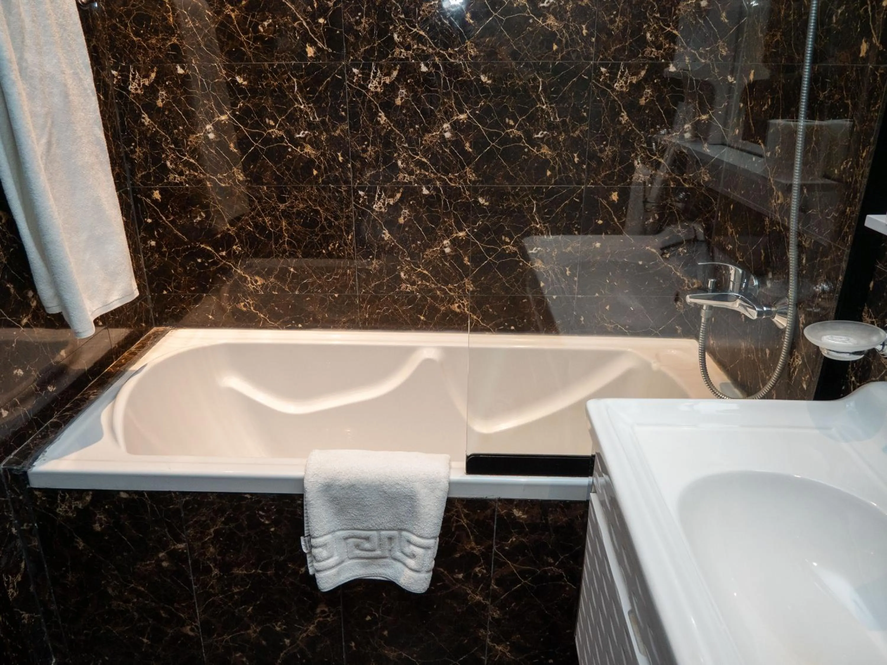 Bathroom in Innyar Hotel