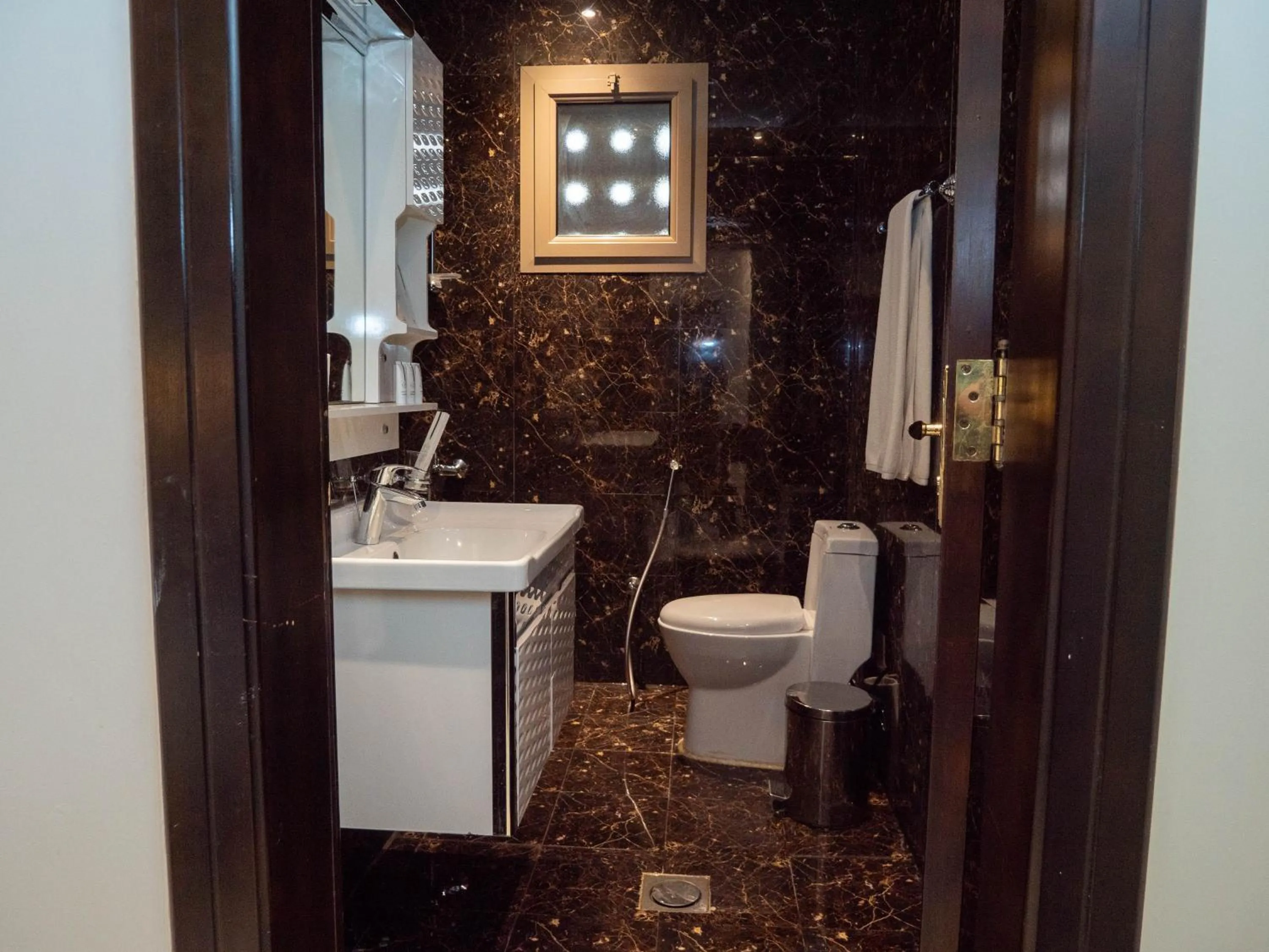 Toilet in Innyar Hotel