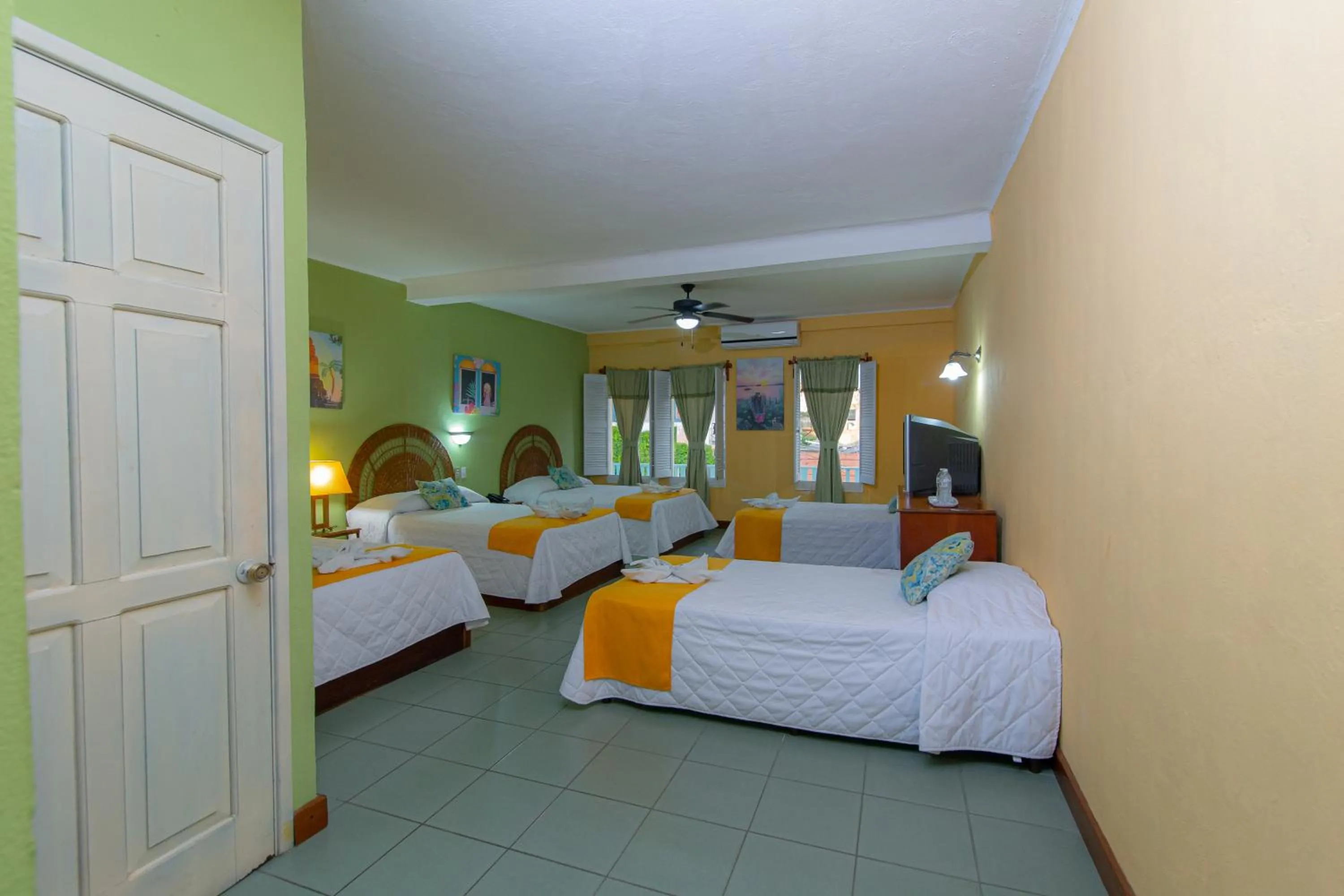 Quiet street view, Bed in Hotel Santana