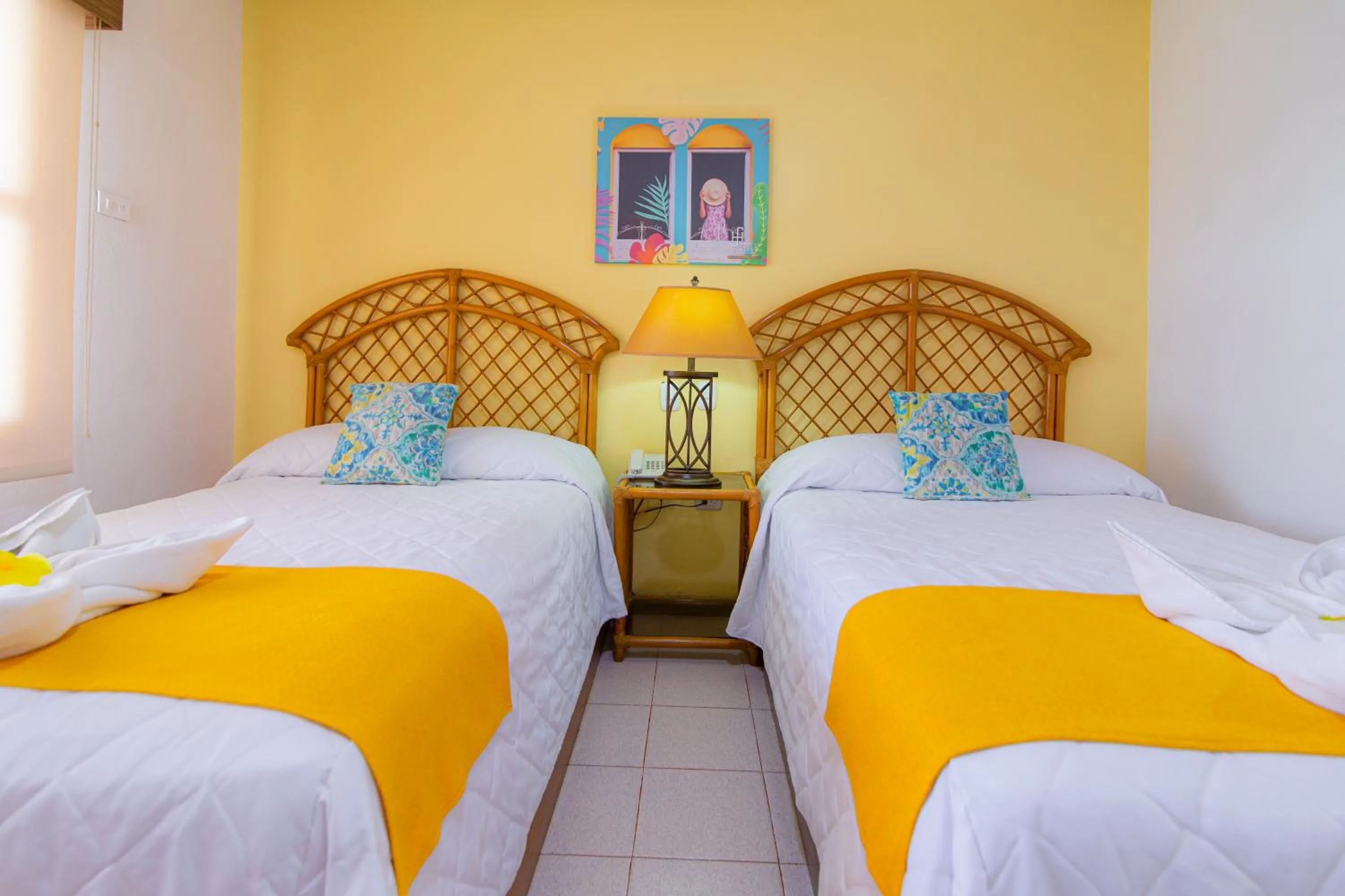 Lake view, Bed in Hotel Santana