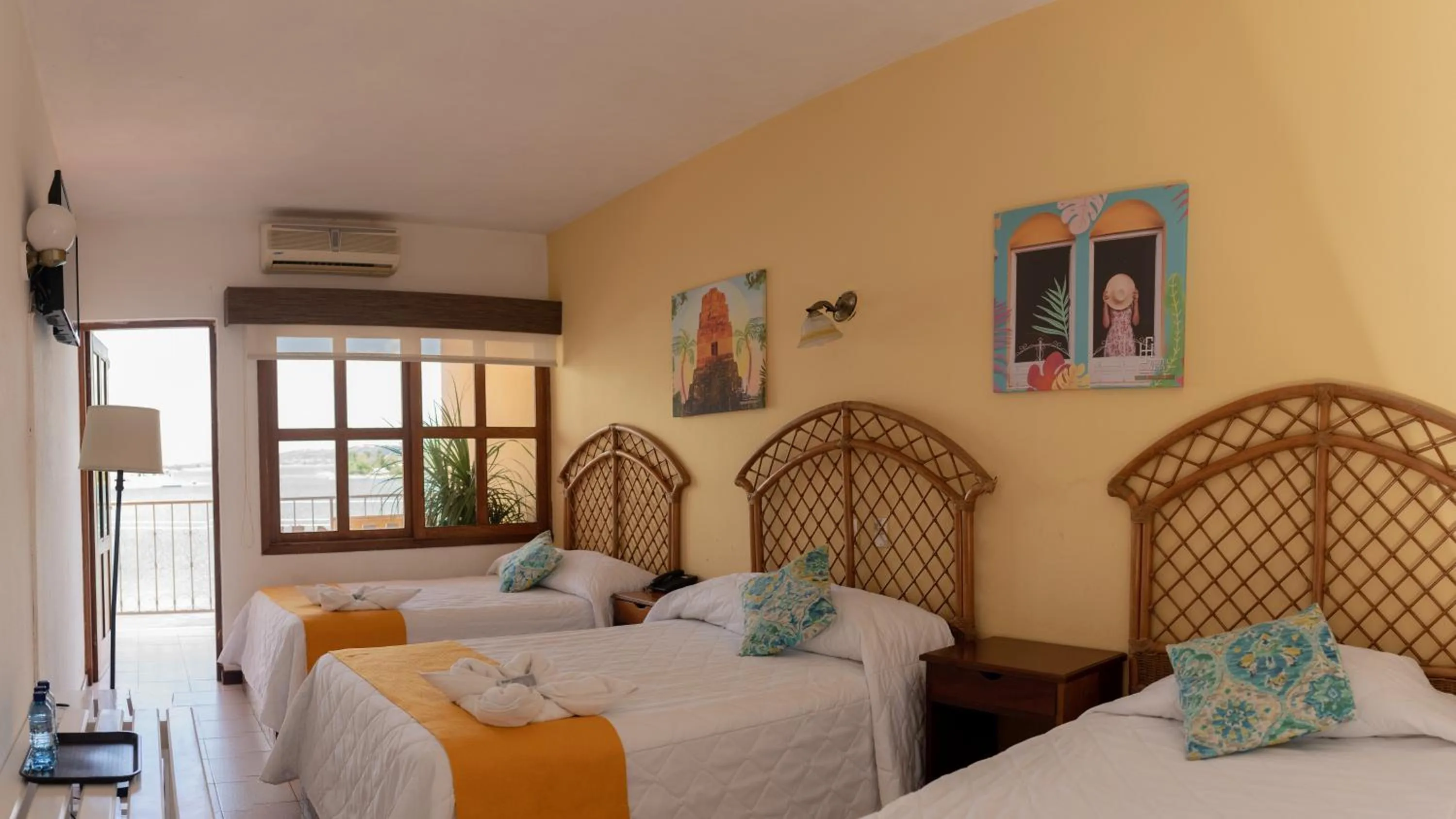 Lake view, Bed in Hotel Santana