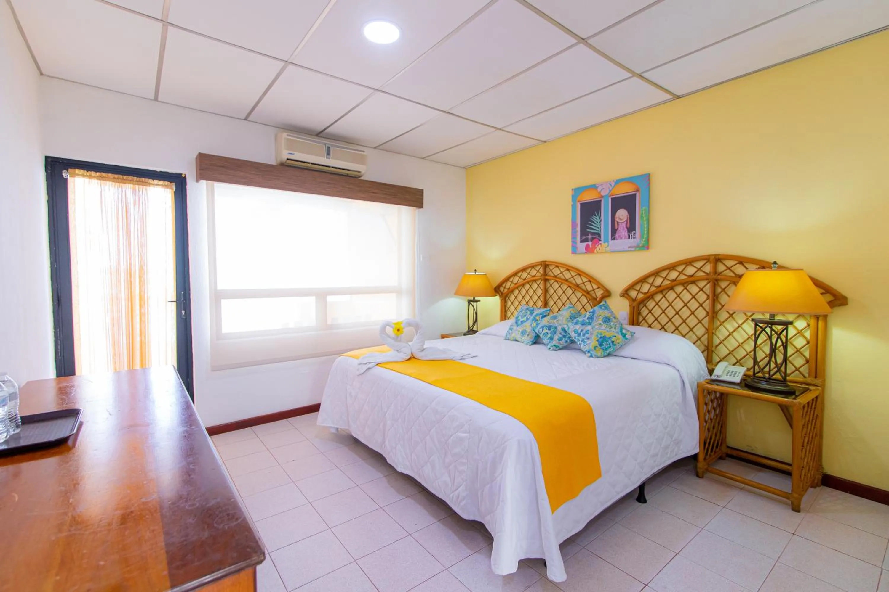 Lake view, Bed in Hotel Santana