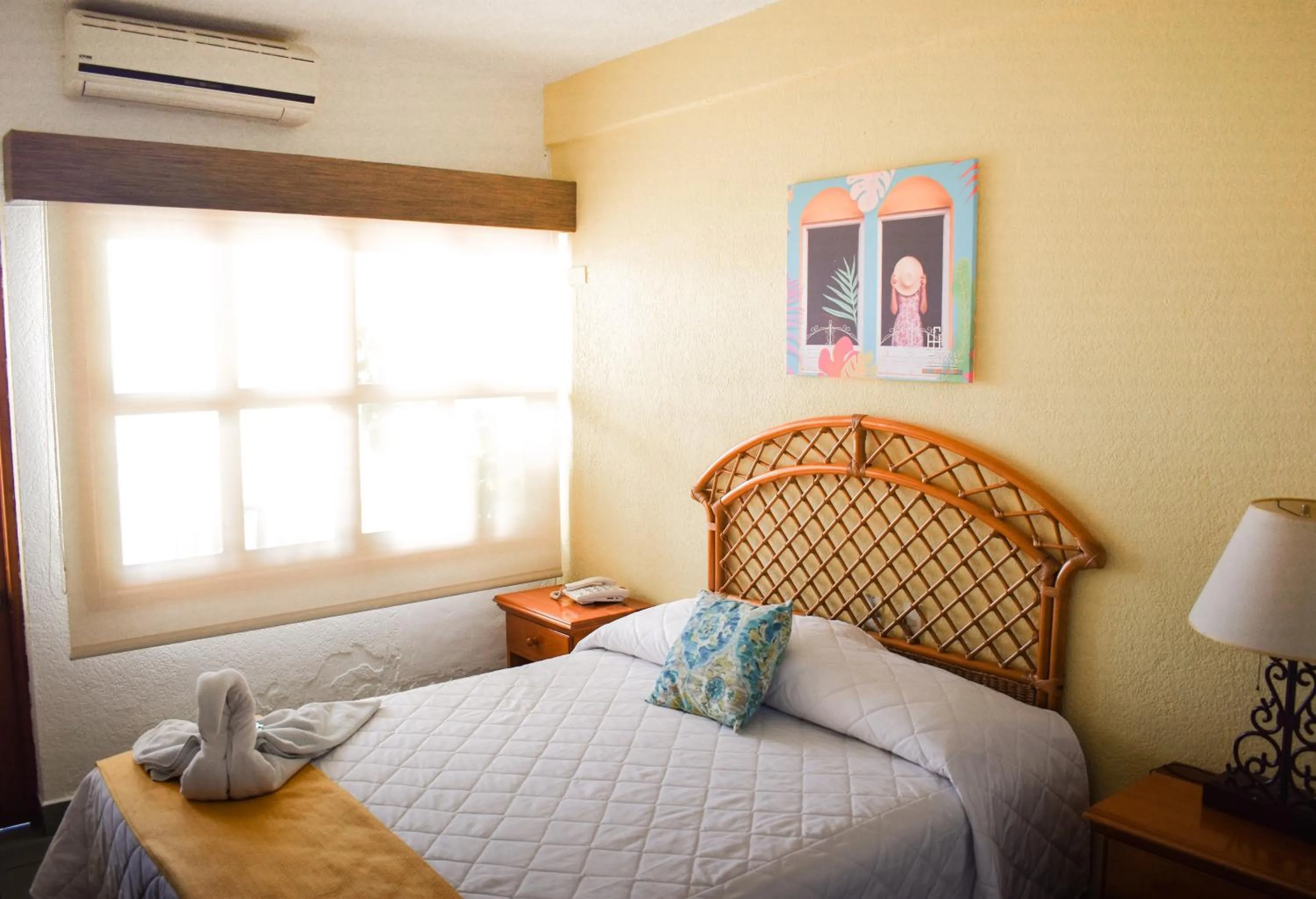 Lake view, Bed in Hotel Santana