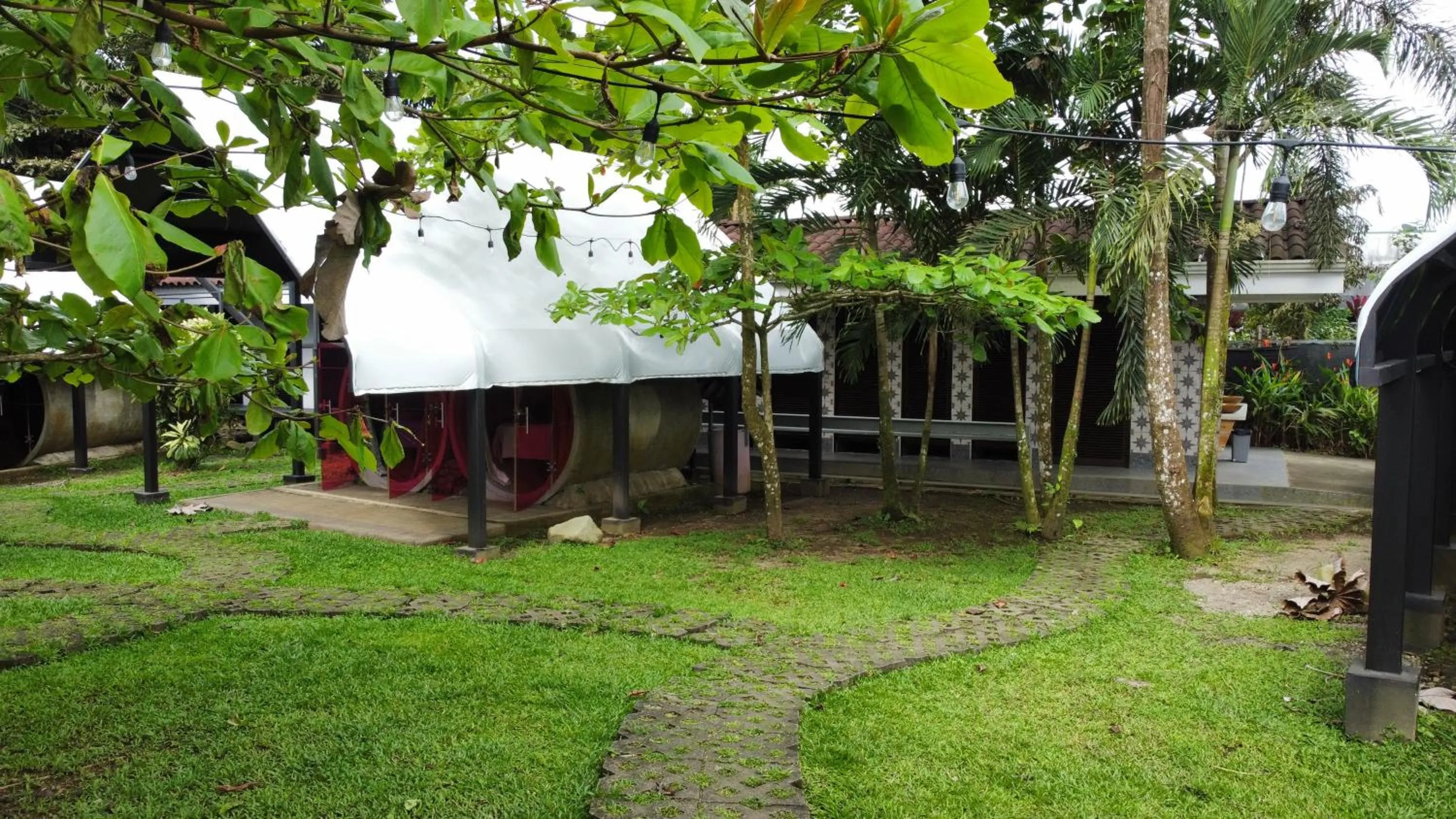 Property building in Arenal Backpackers Resort