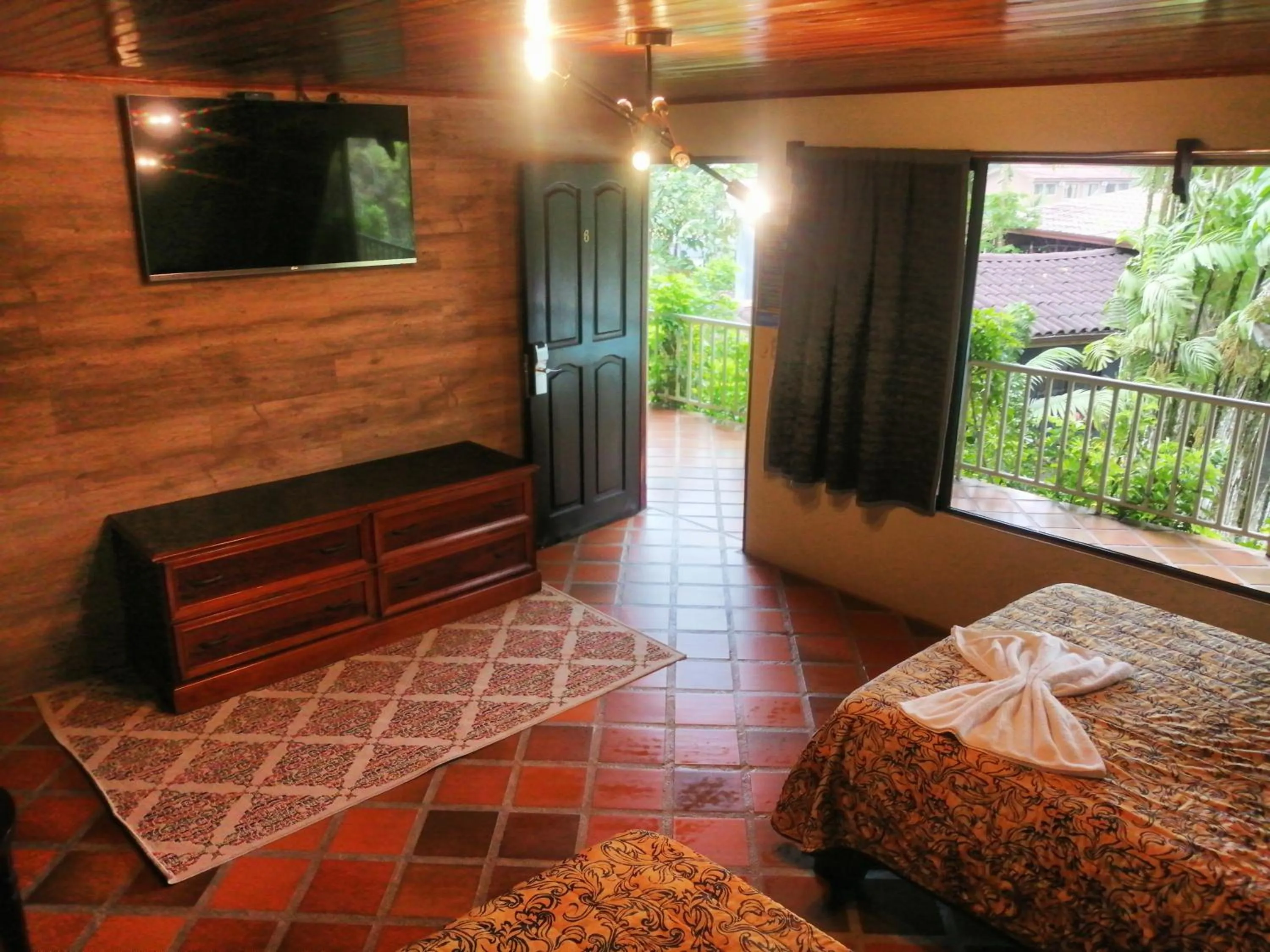 Garden view, Bed in Arenal Backpackers Resort