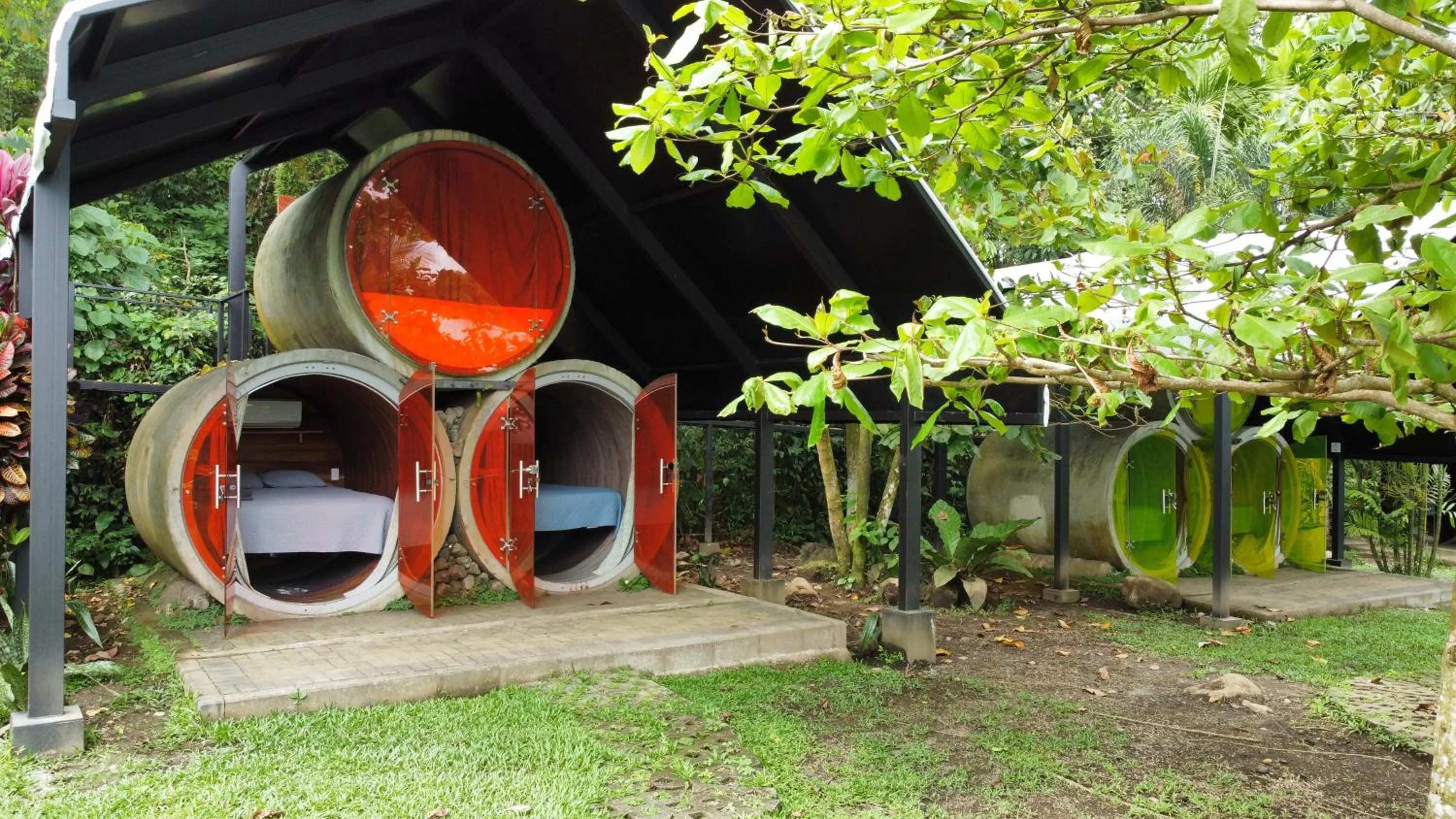 Property building in Arenal Backpackers Resort