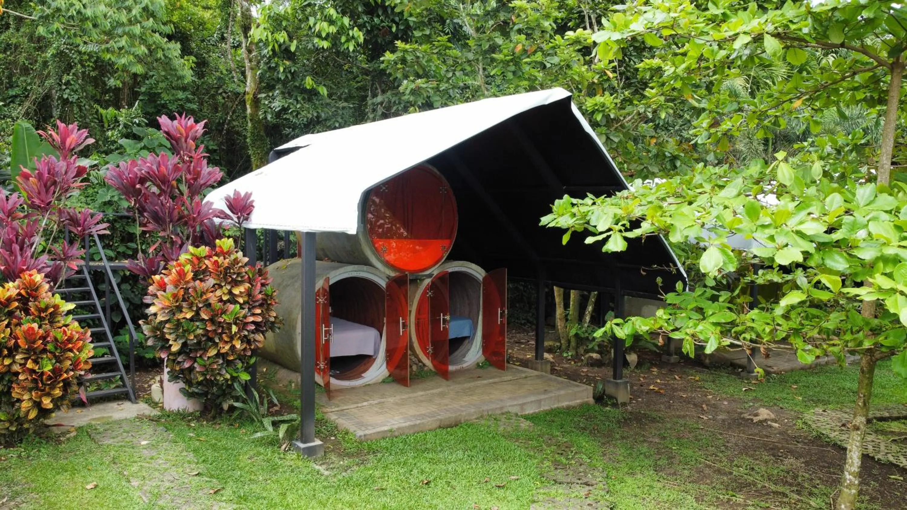 Property building in Arenal Backpackers Resort