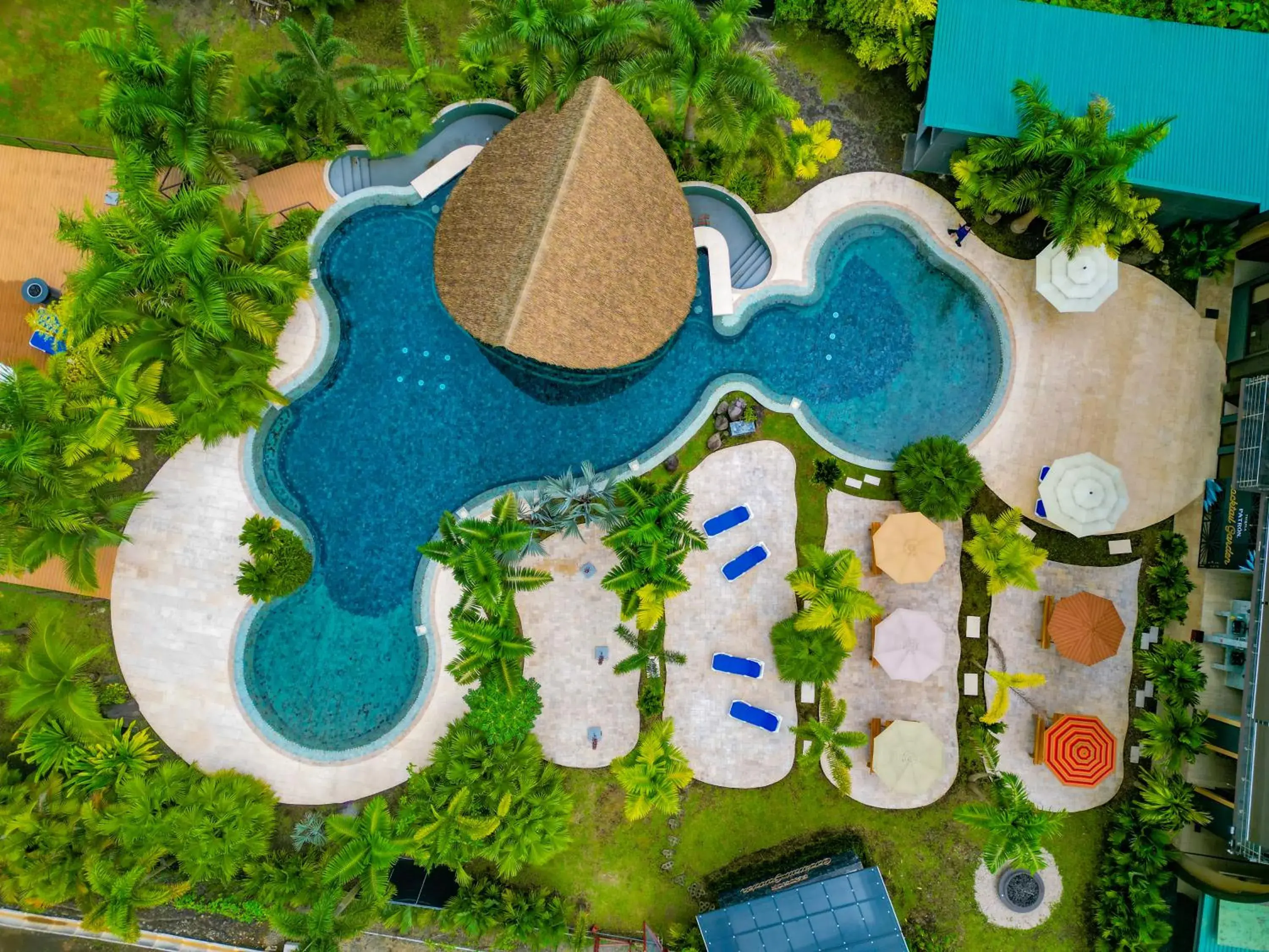 Deluxe Twin Room in Arenal Backpackers Resort Deluxe Twin Room in Arenal Backpackers Resort