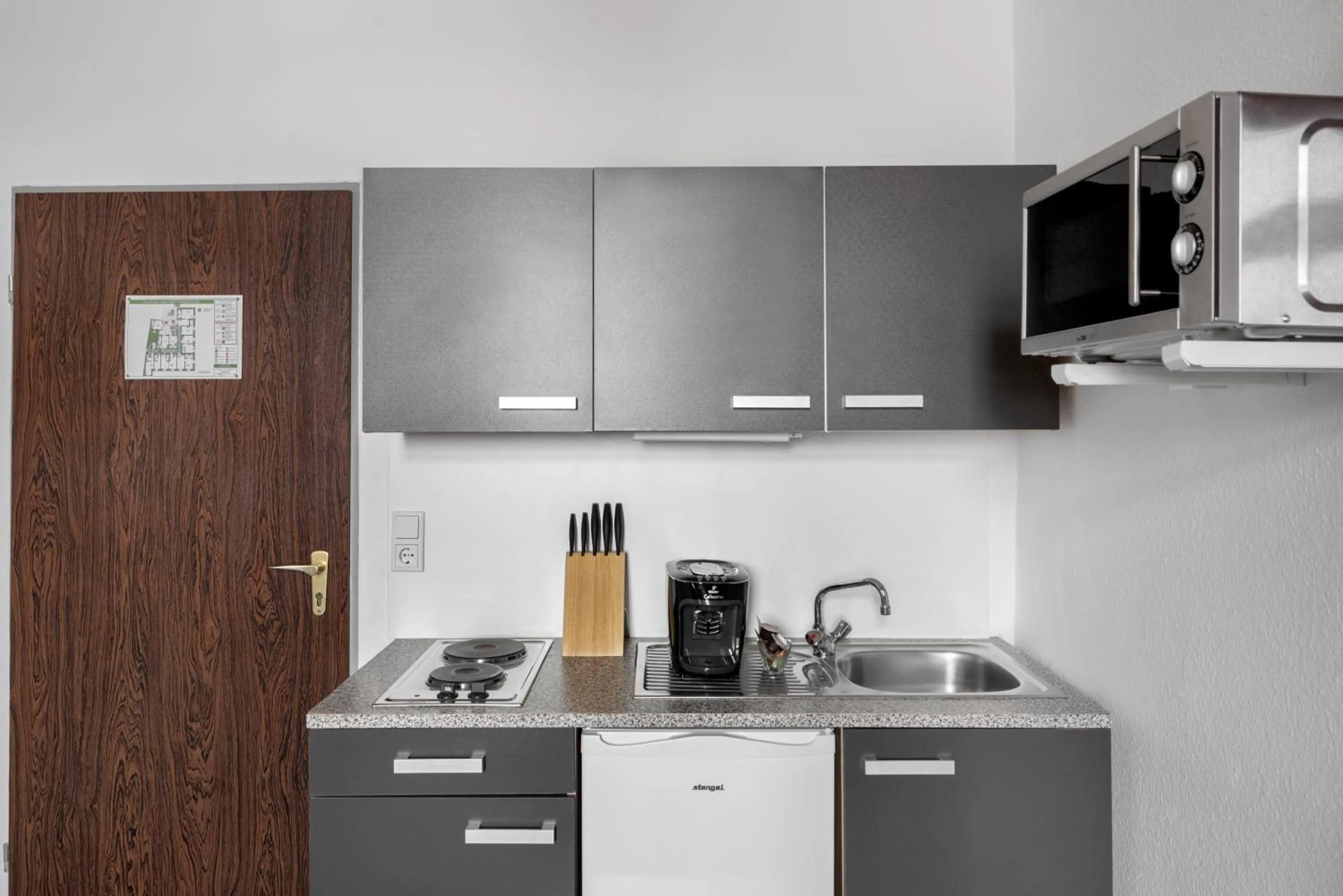 Kitchen or kitchenette in Aparthotel am Münzplatz