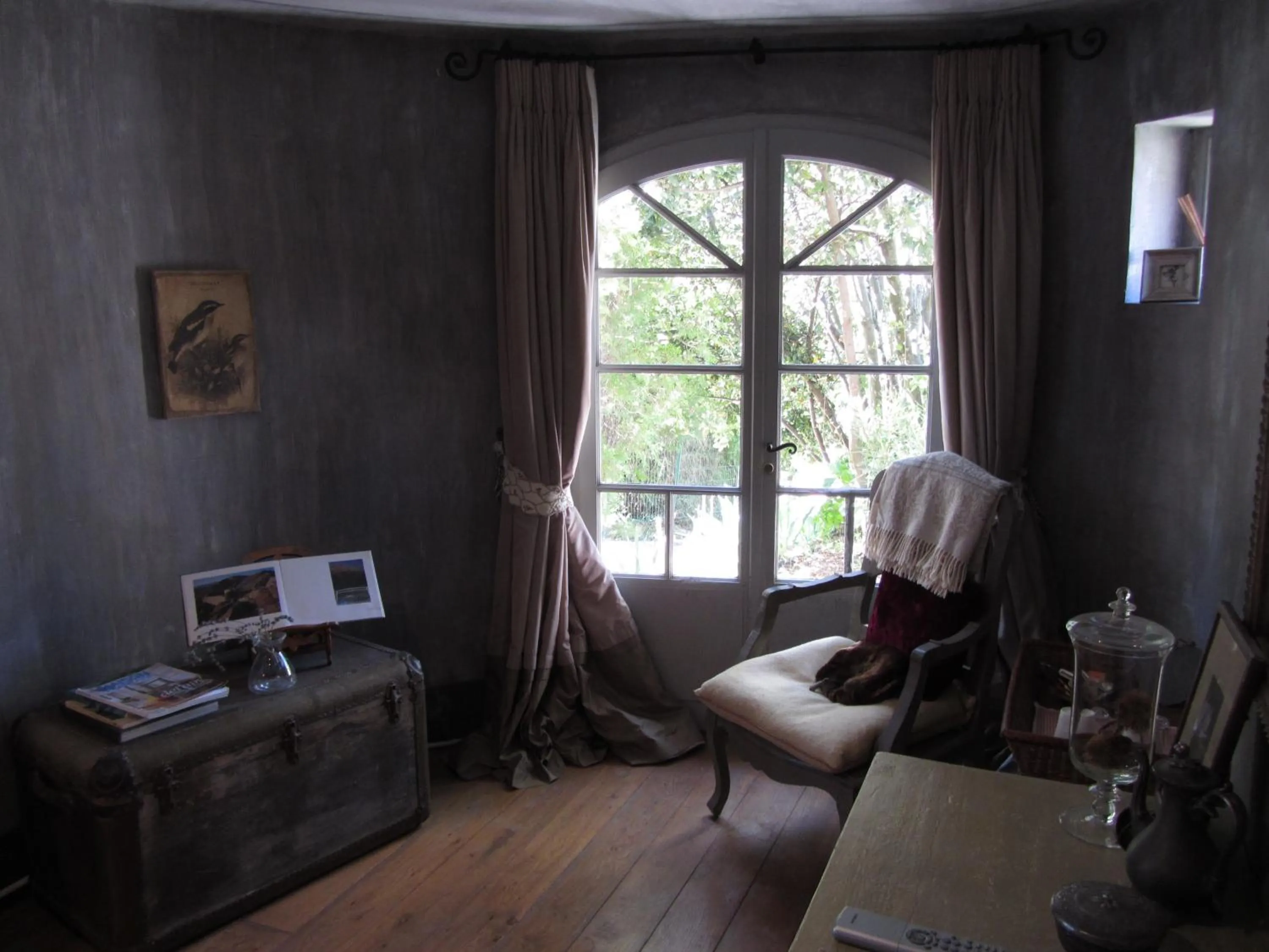 Decorative detail in Les Rosées