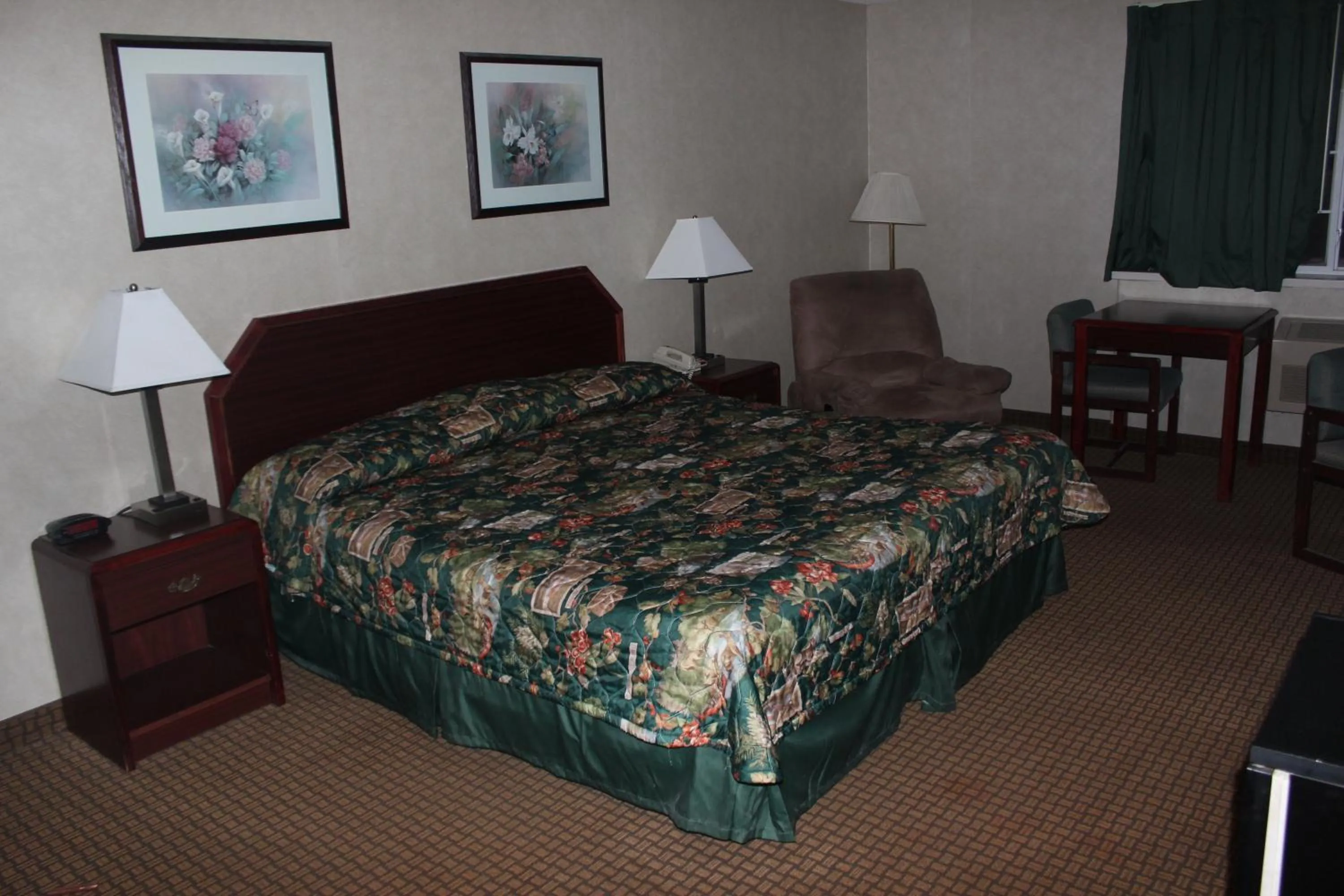 Bed in Garden City Inn