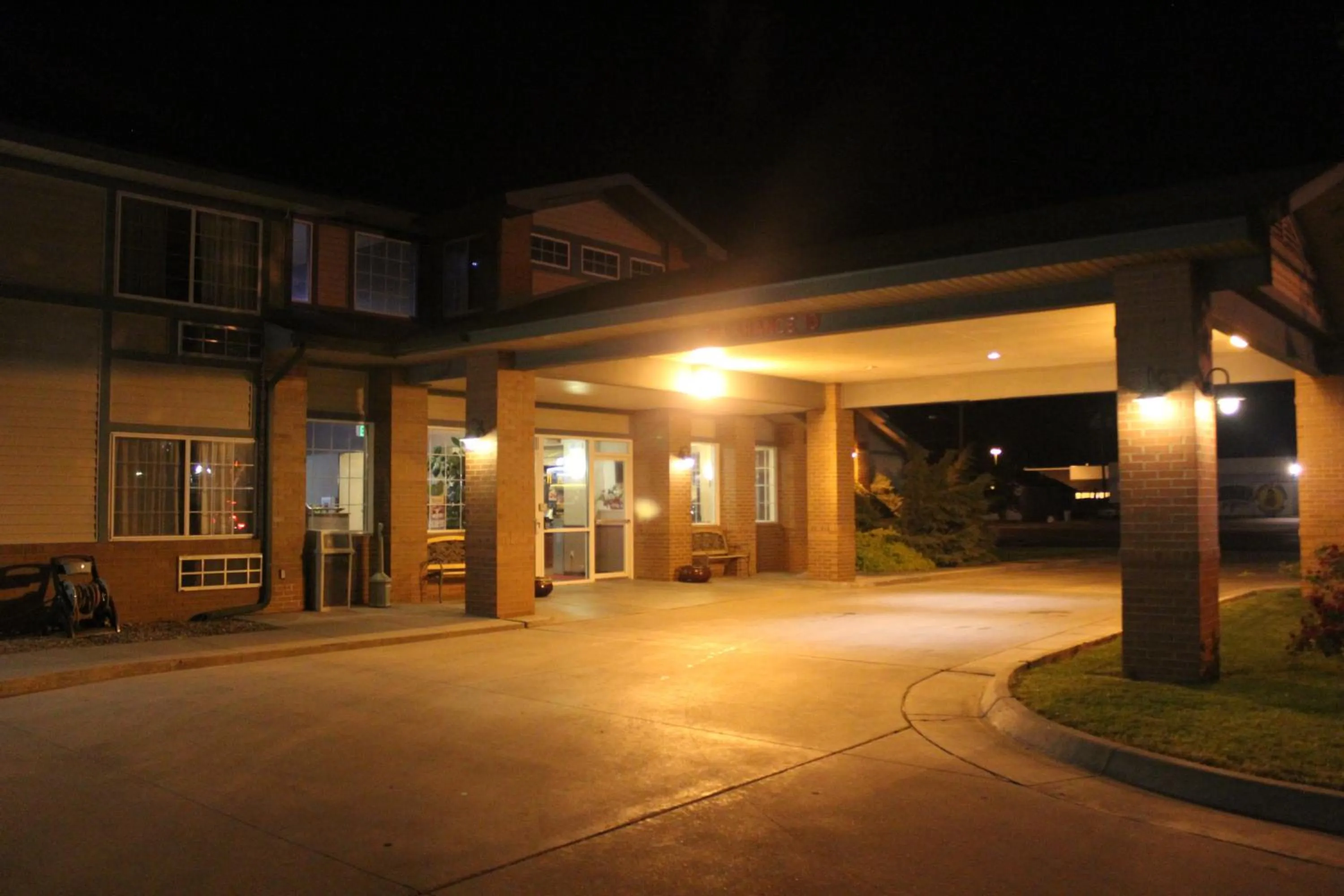 Facade/entrance in Garden City Inn