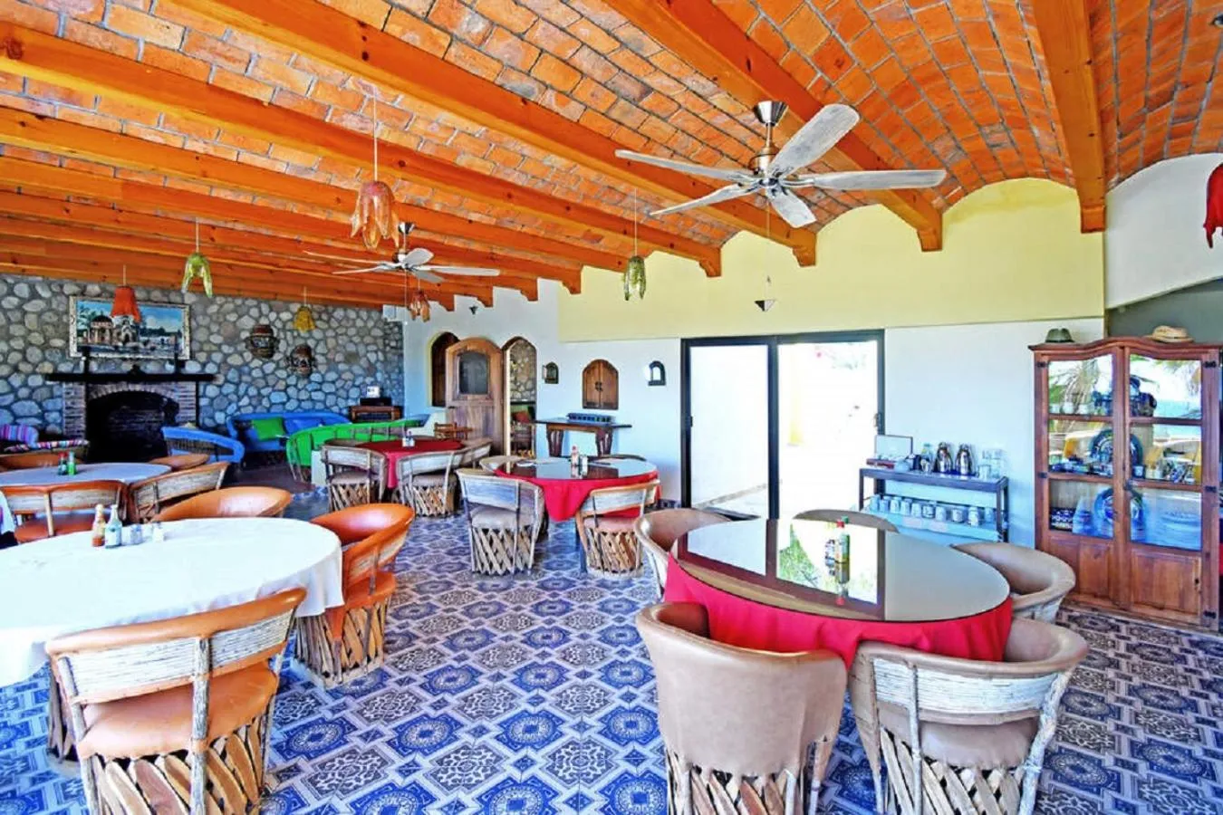 Restaurant/places to eat in Ventana Bay Resort