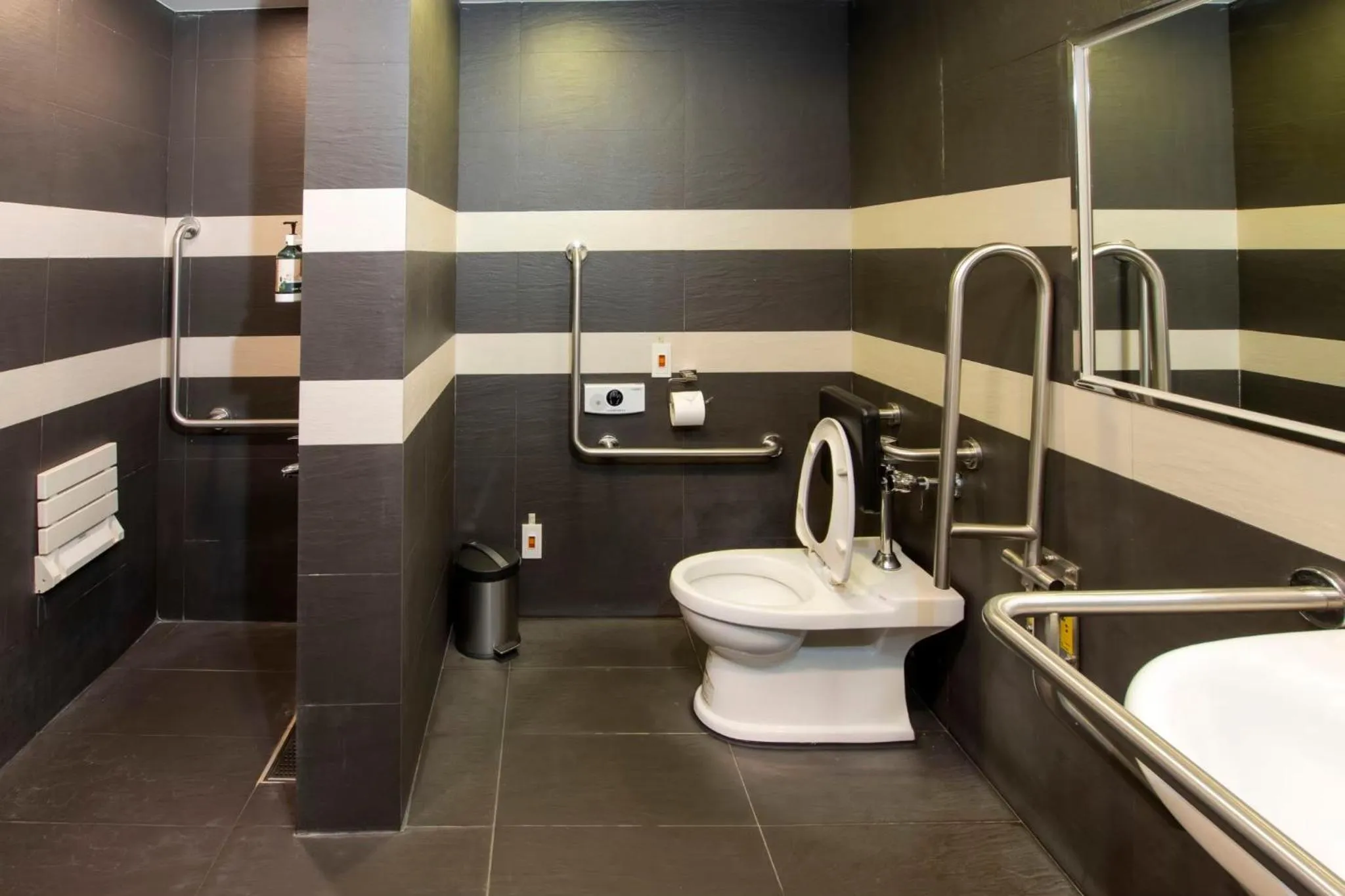 Facility for disabled guests in LeaLea Garden Hotels - Moon Lake