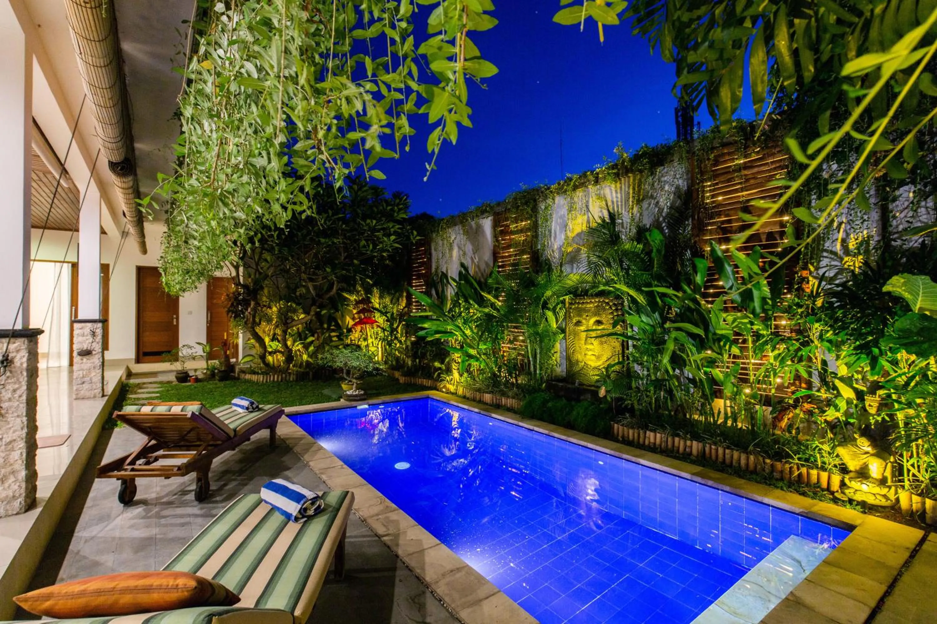 Night in MasBro ART Villas