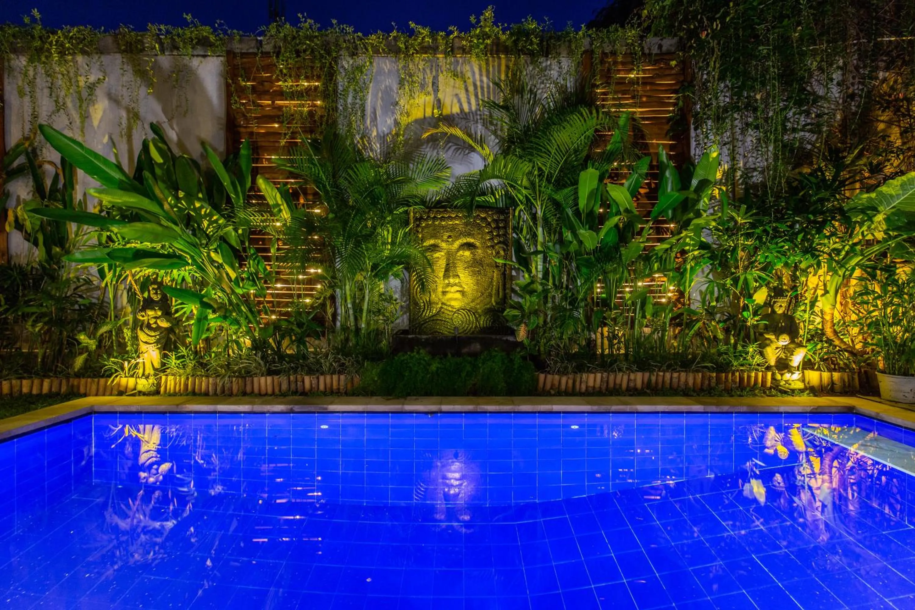 Night in MasBro ART Villas