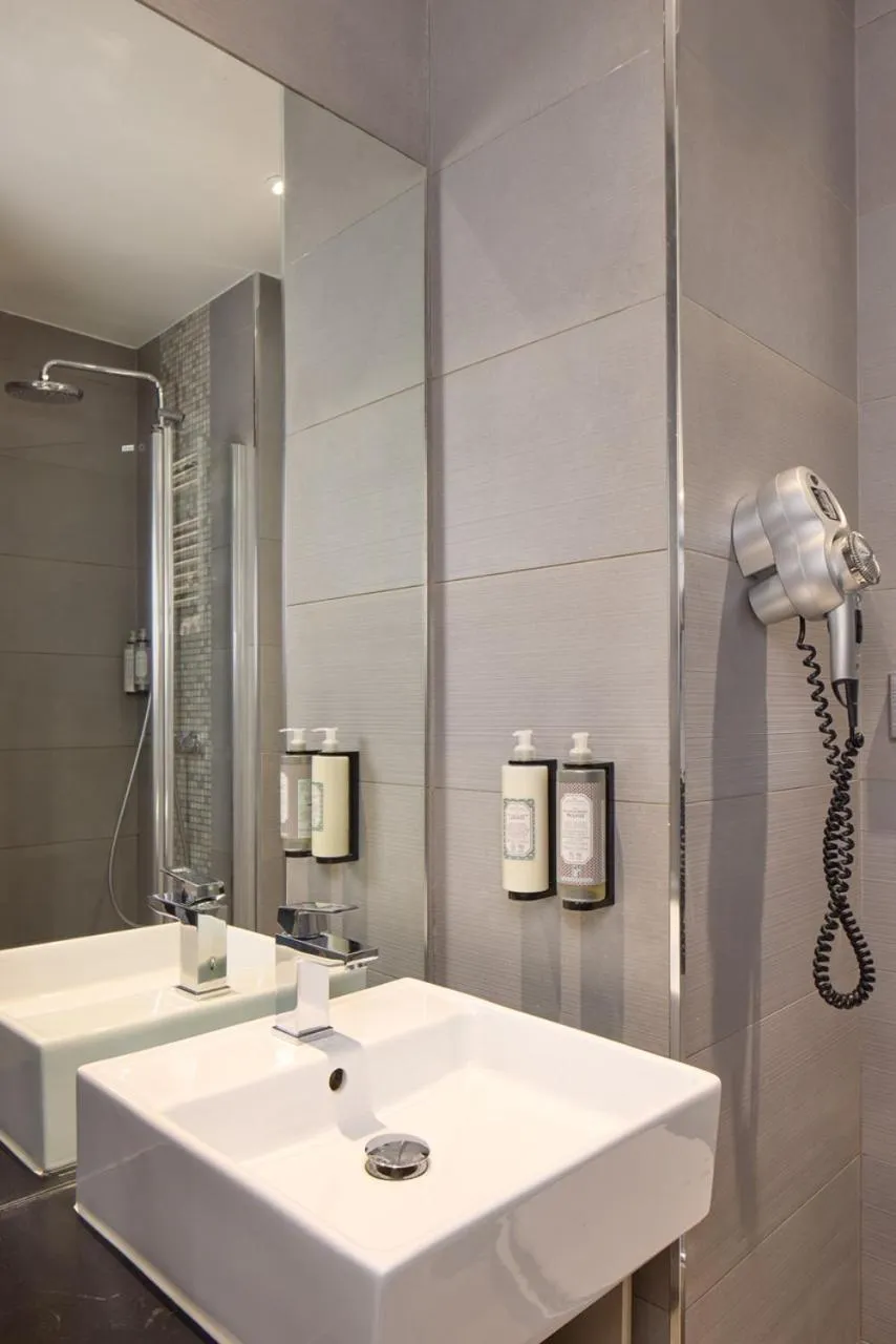 Bathroom in Timhotel Le Louvre