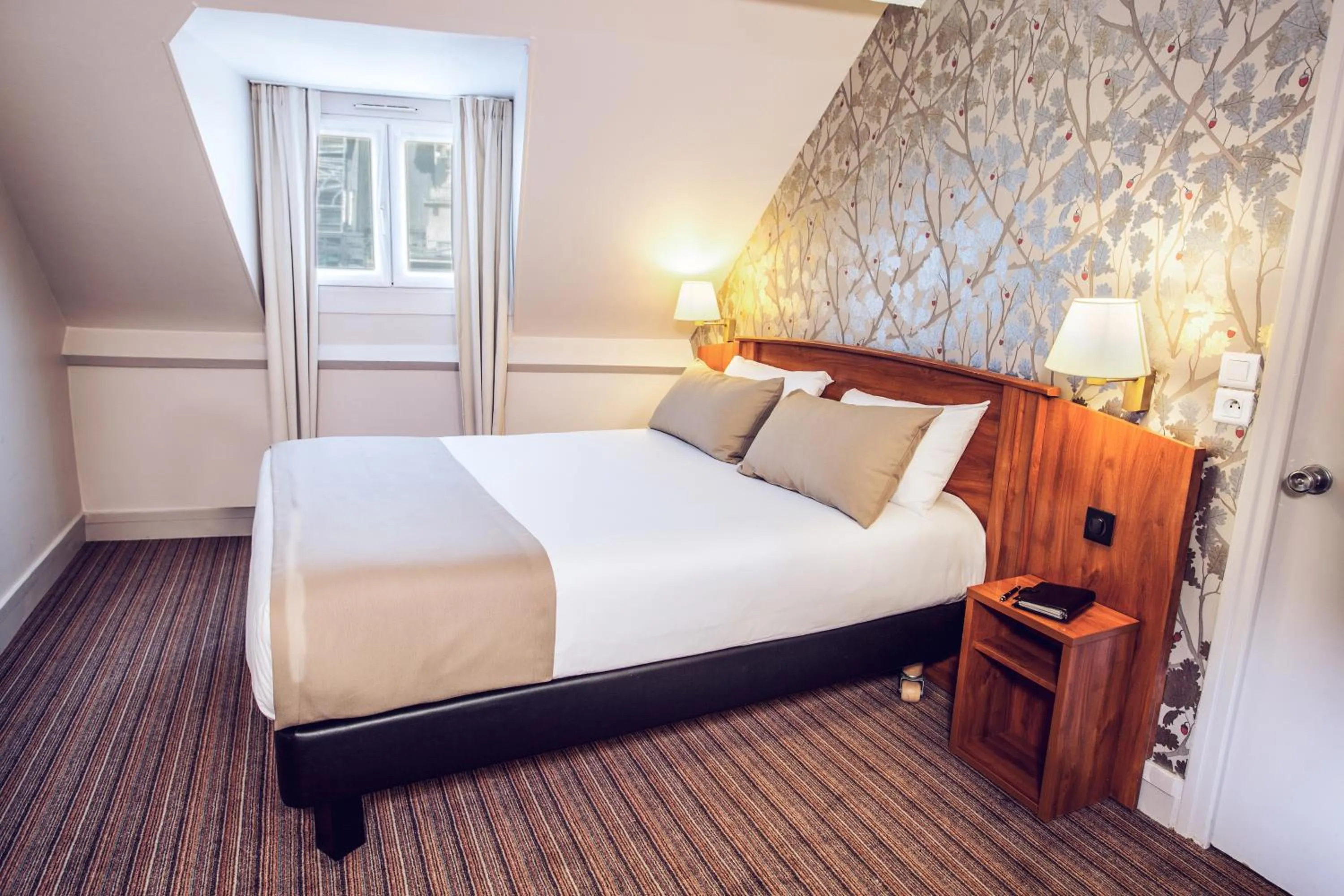 Photo of the whole room, Bed in Timhotel Le Louvre