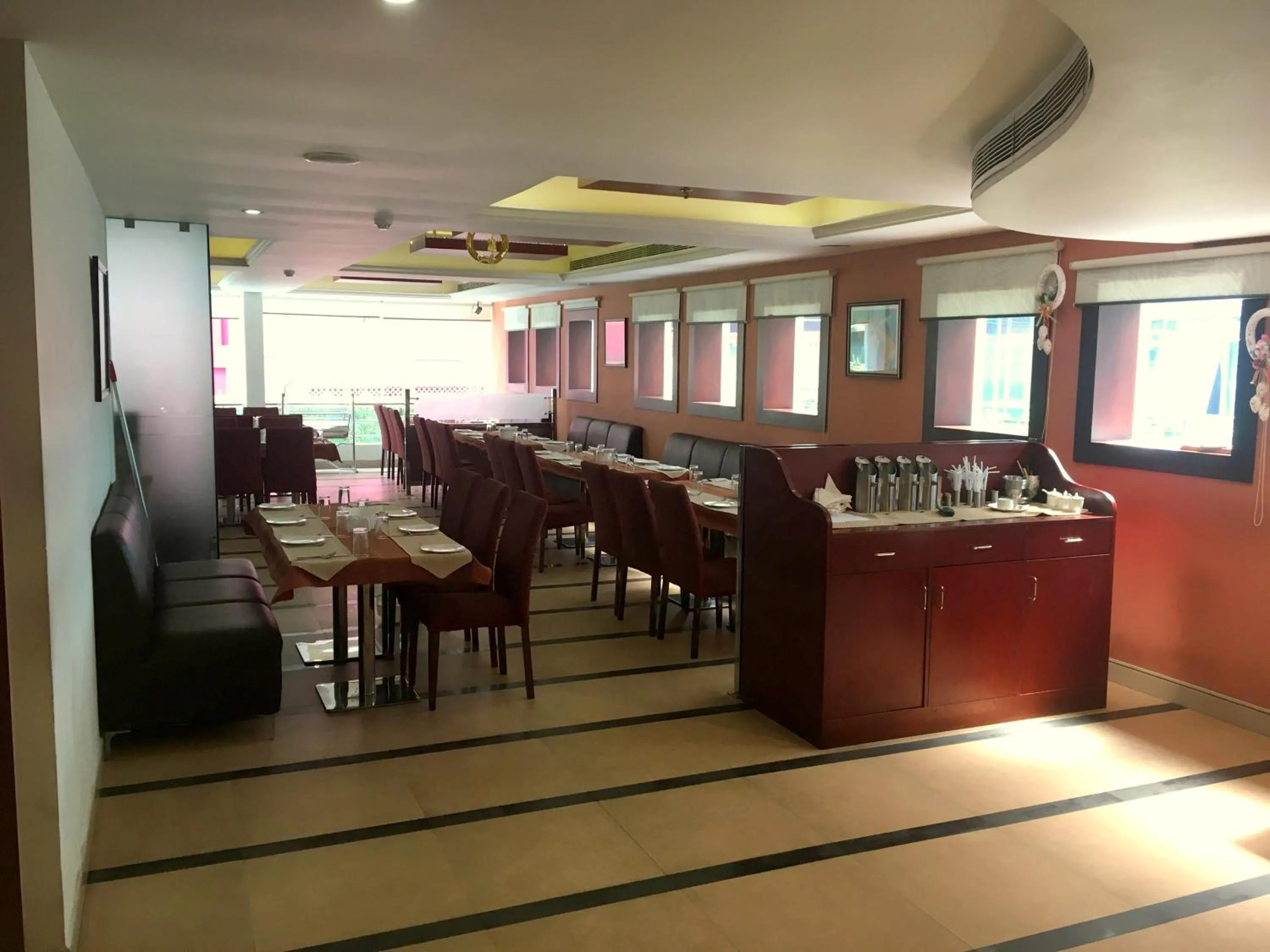 Restaurant/places to eat in Cochin Palace