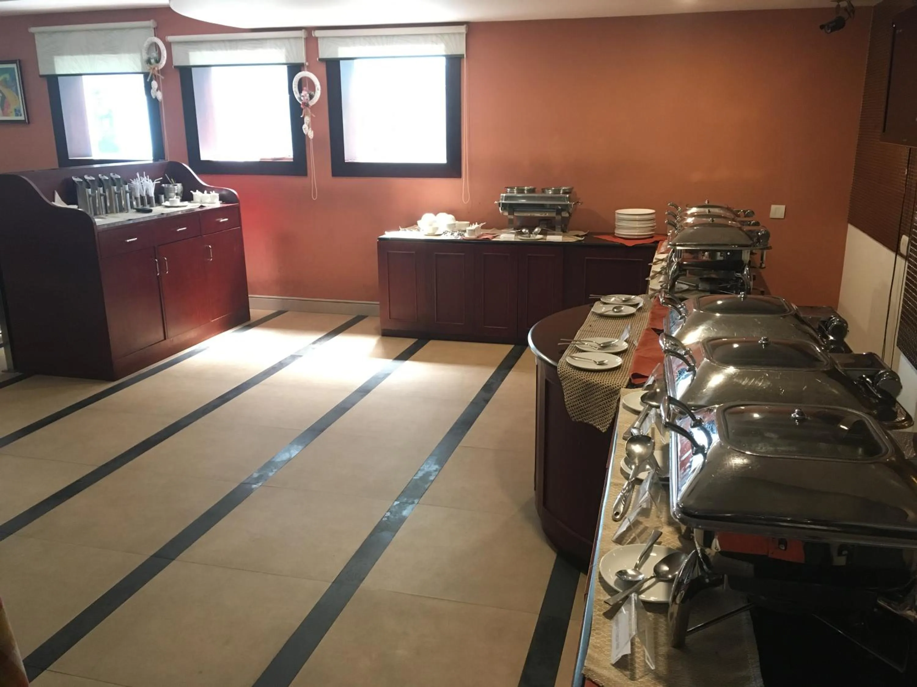 Restaurant/places to eat in Cochin Palace