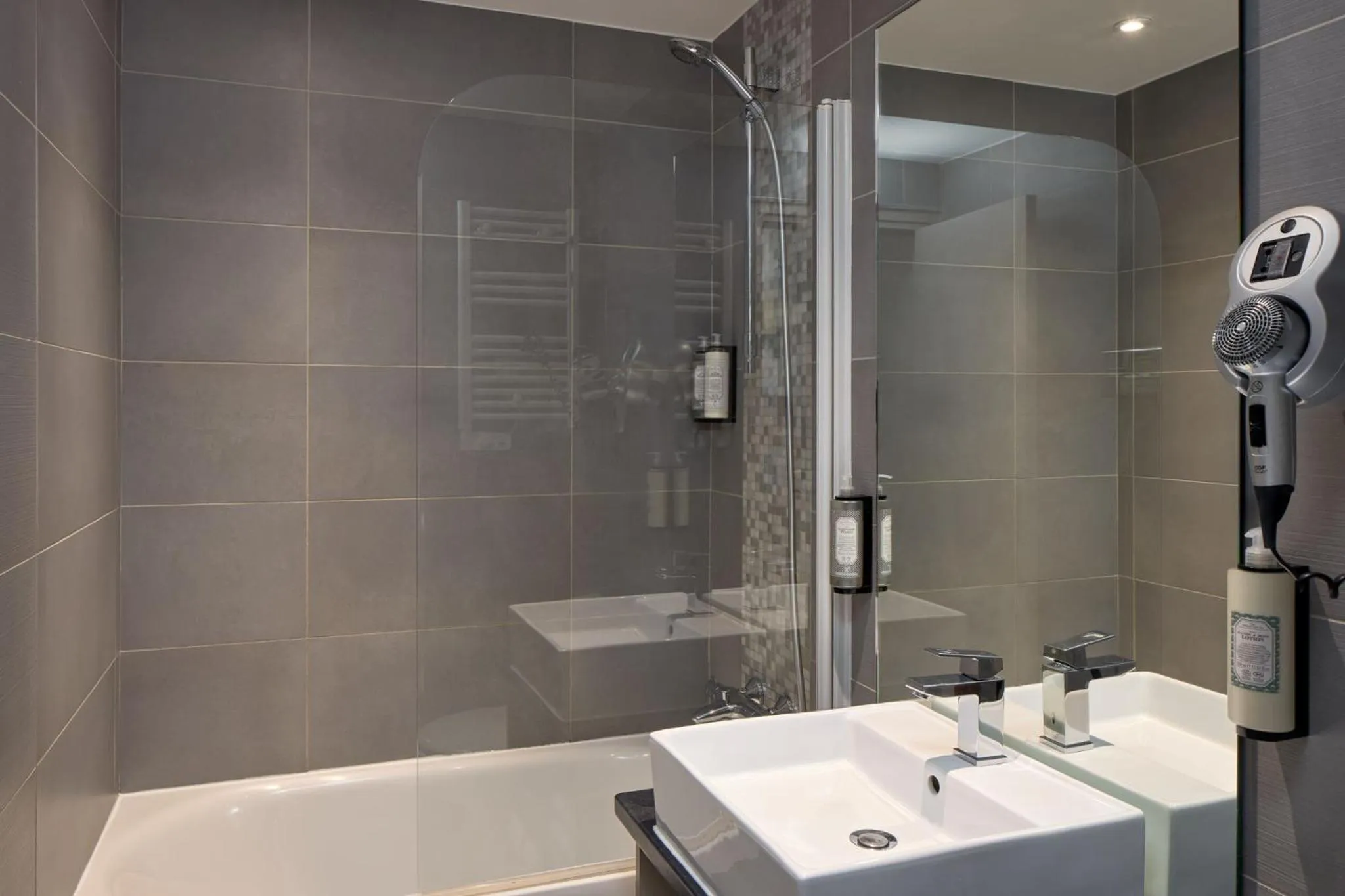 Bathroom in Timhotel Paris Gare Montparnasse