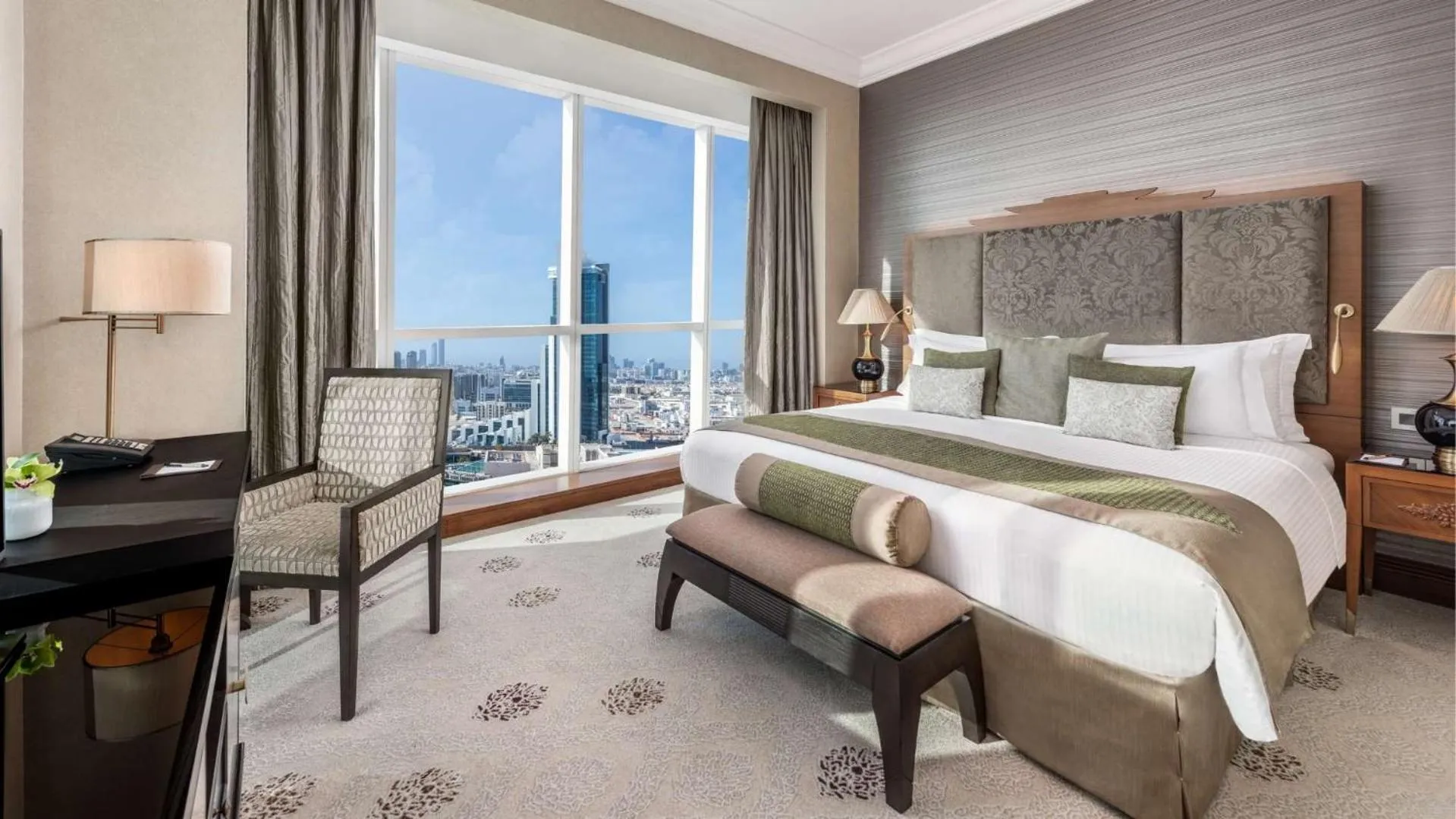 Bedroom, Bed in Dusit Thani Abu Dhabi