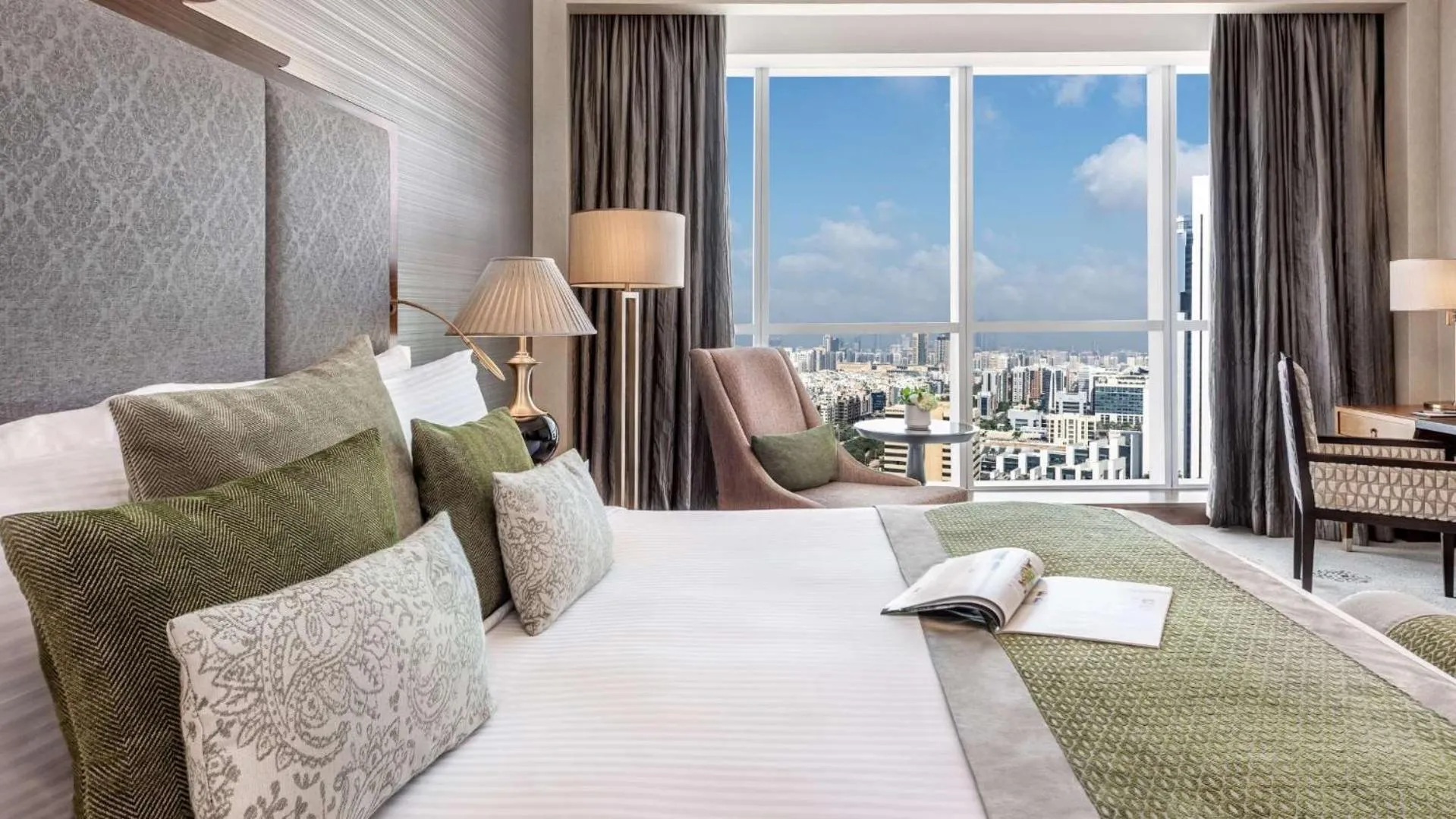 Bedroom, Bed in Dusit Thani Abu Dhabi