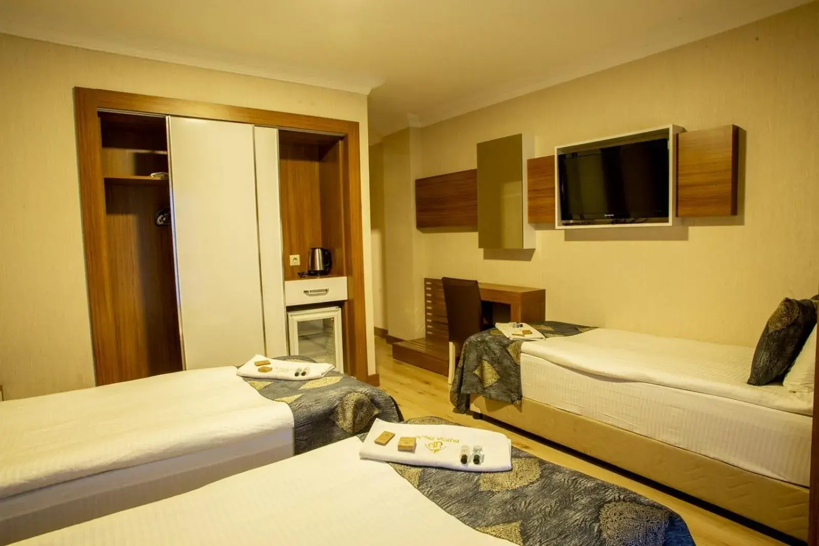 Standard Triple Room in Bursa Palas Hotel Standard Triple Room in Bursa Palas Hotel