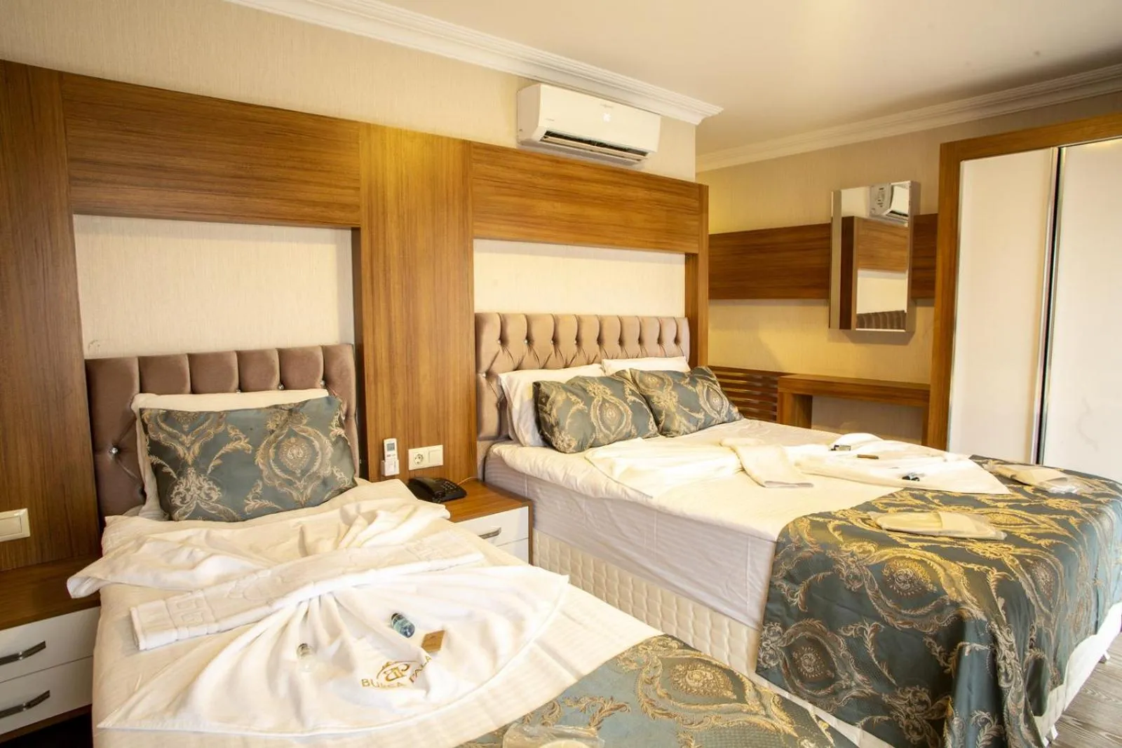 Photo of the whole room, Bed in Bursa Palas Hotel