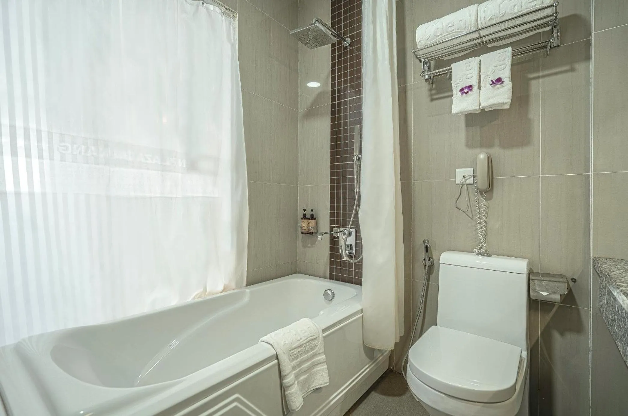 Shower in Eden Plaza Da Nang Hotel