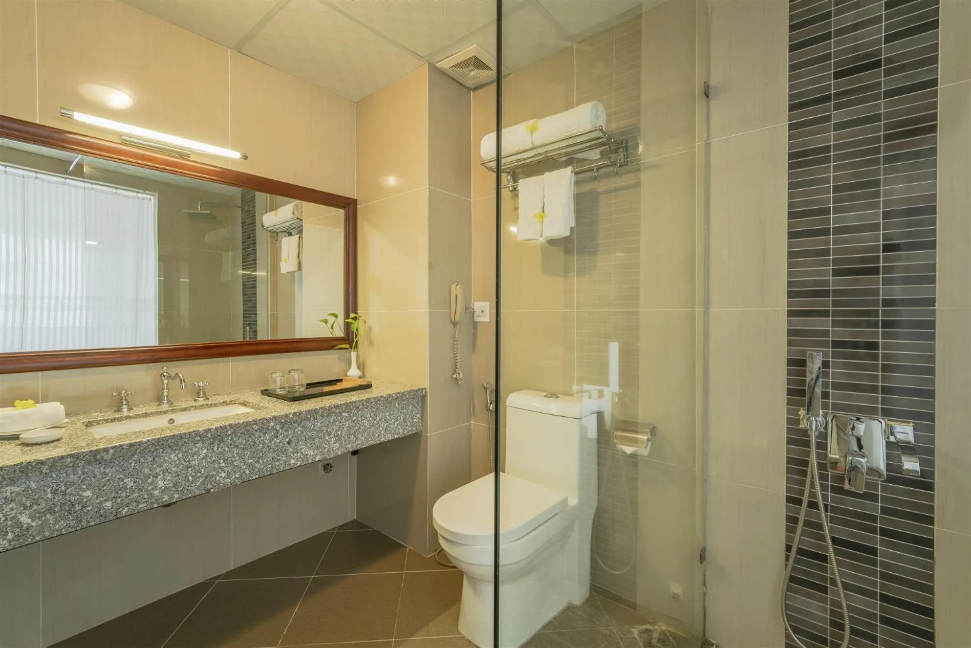 Shower in Eden Plaza Da Nang Hotel