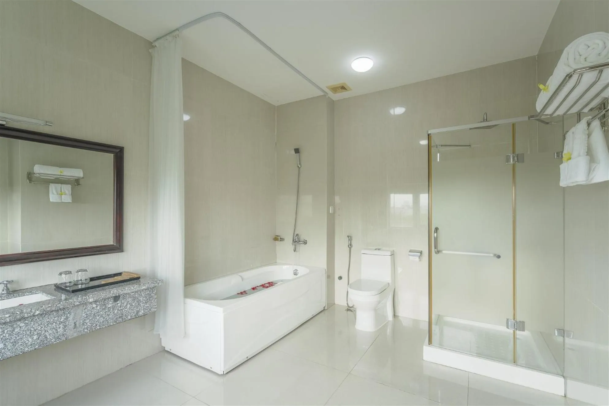 Shower in Eden Plaza Da Nang Hotel