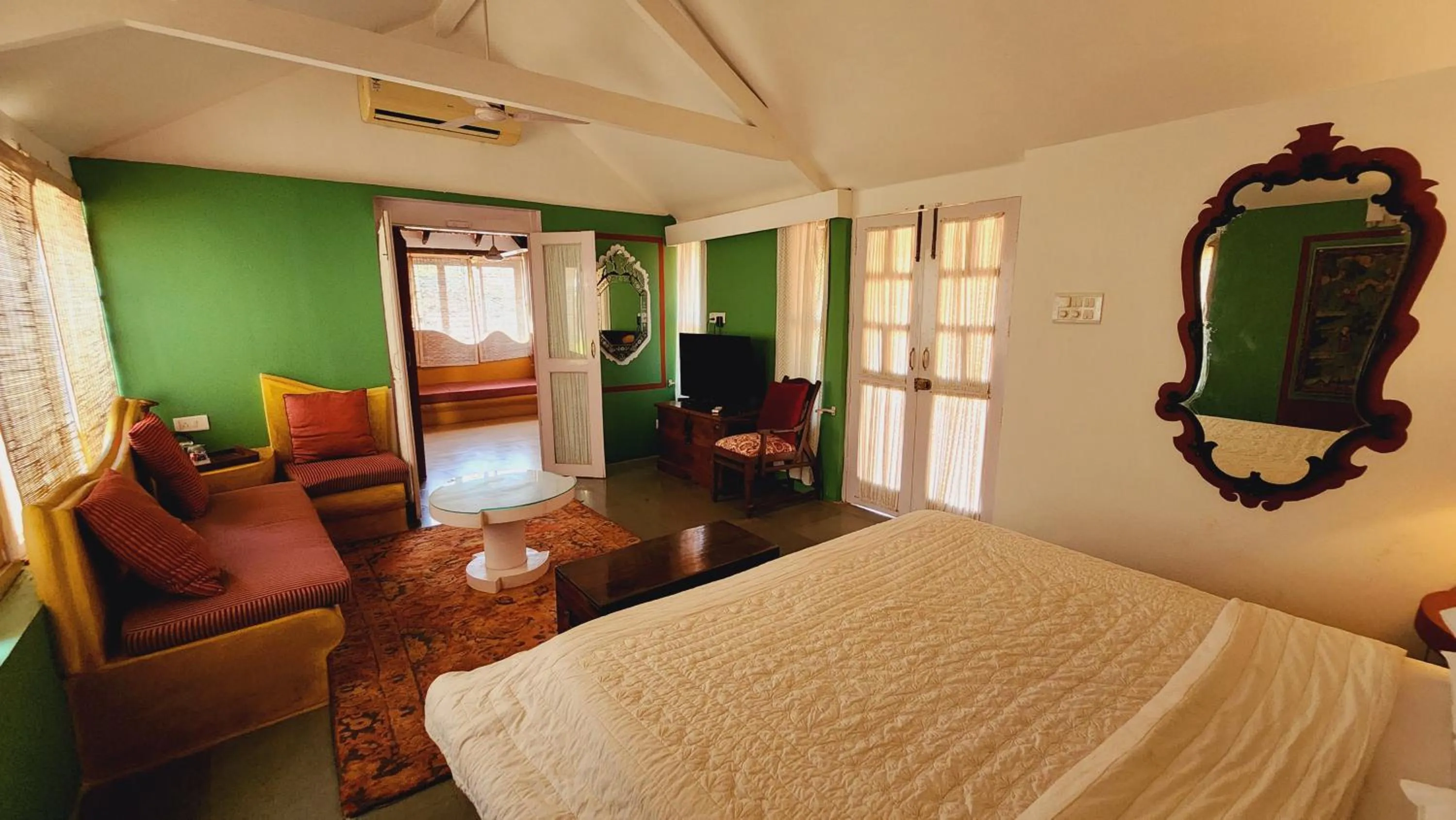 Seating area, Bed in Casa Anjuna