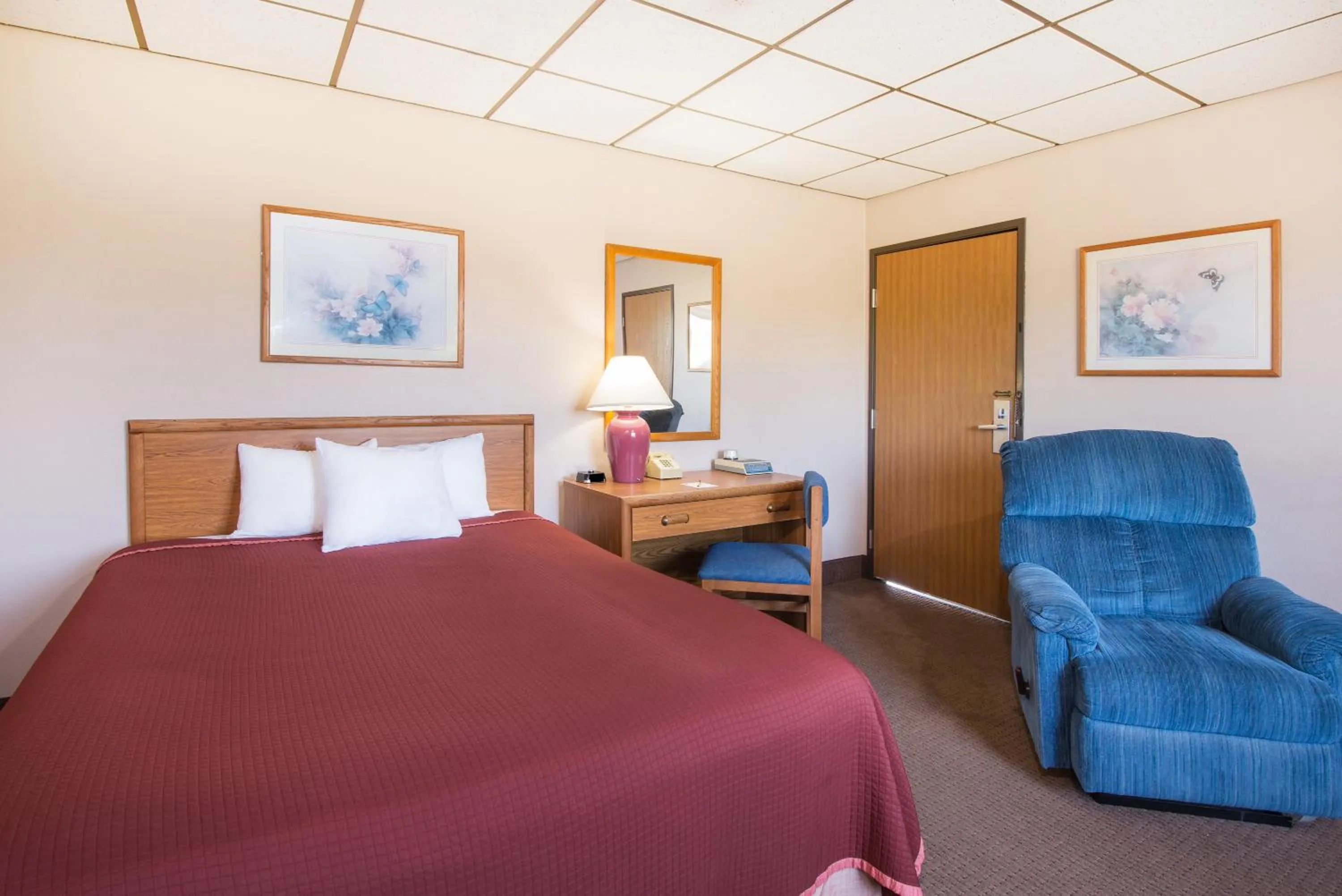 Photo of the whole room, Bed in Super 8 by Wyndham Abilene KS