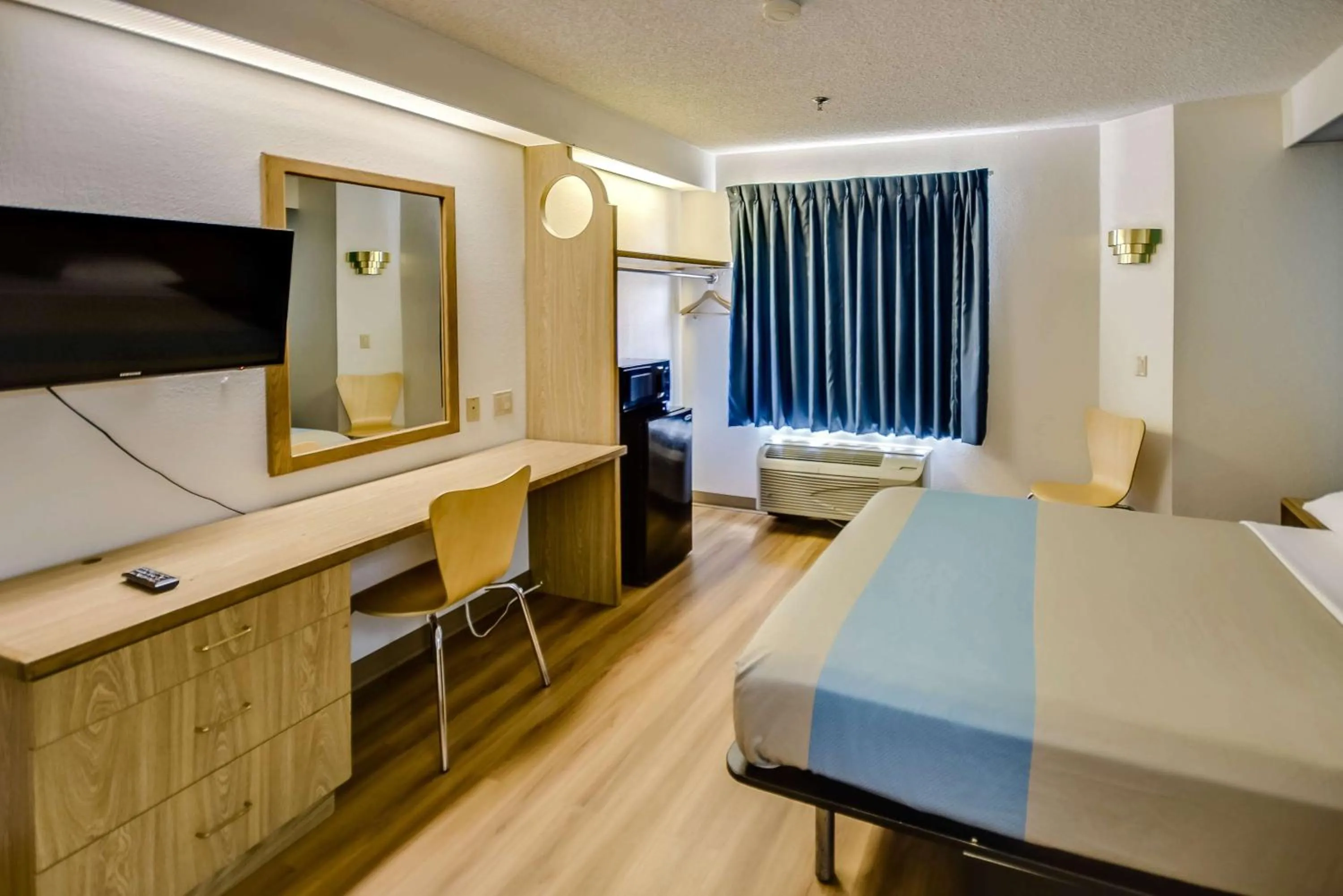 Bedroom, Bed in Motel 6-Katy, TX - Houston