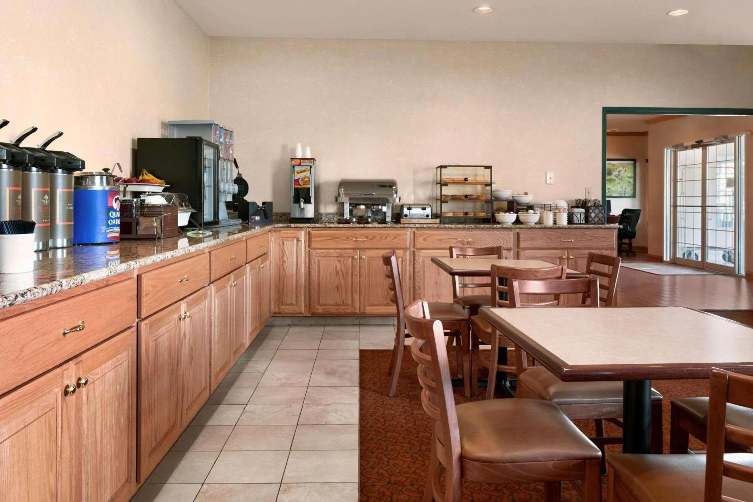 Breakfast in Country Inn & Suites by Radisson, Clinton, IA
