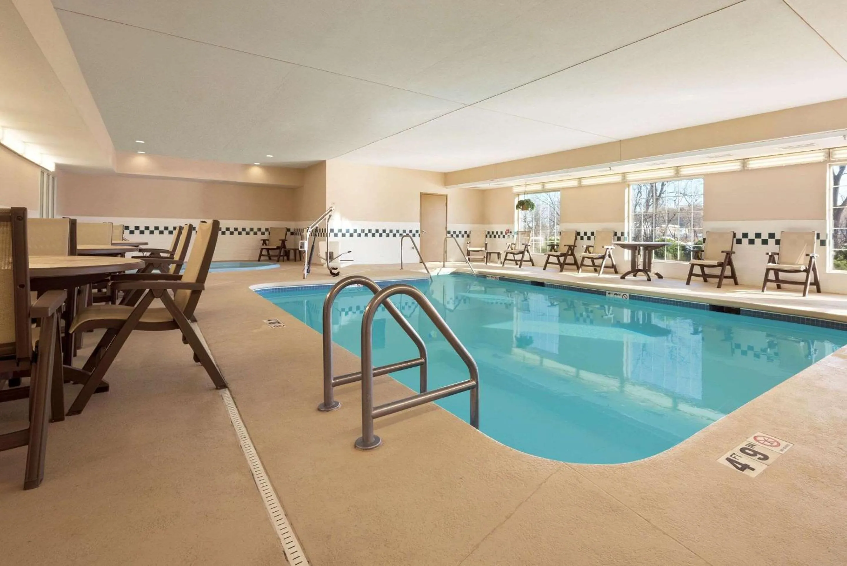 Swimming pool in Country Inn & Suites by Radisson, Clinton, IA