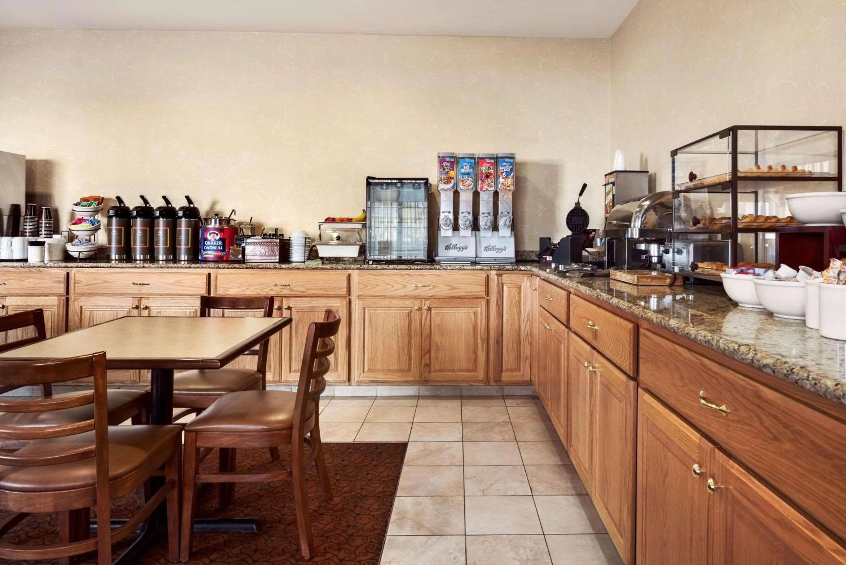 Breakfast in Country Inn & Suites by Radisson, Clinton, IA