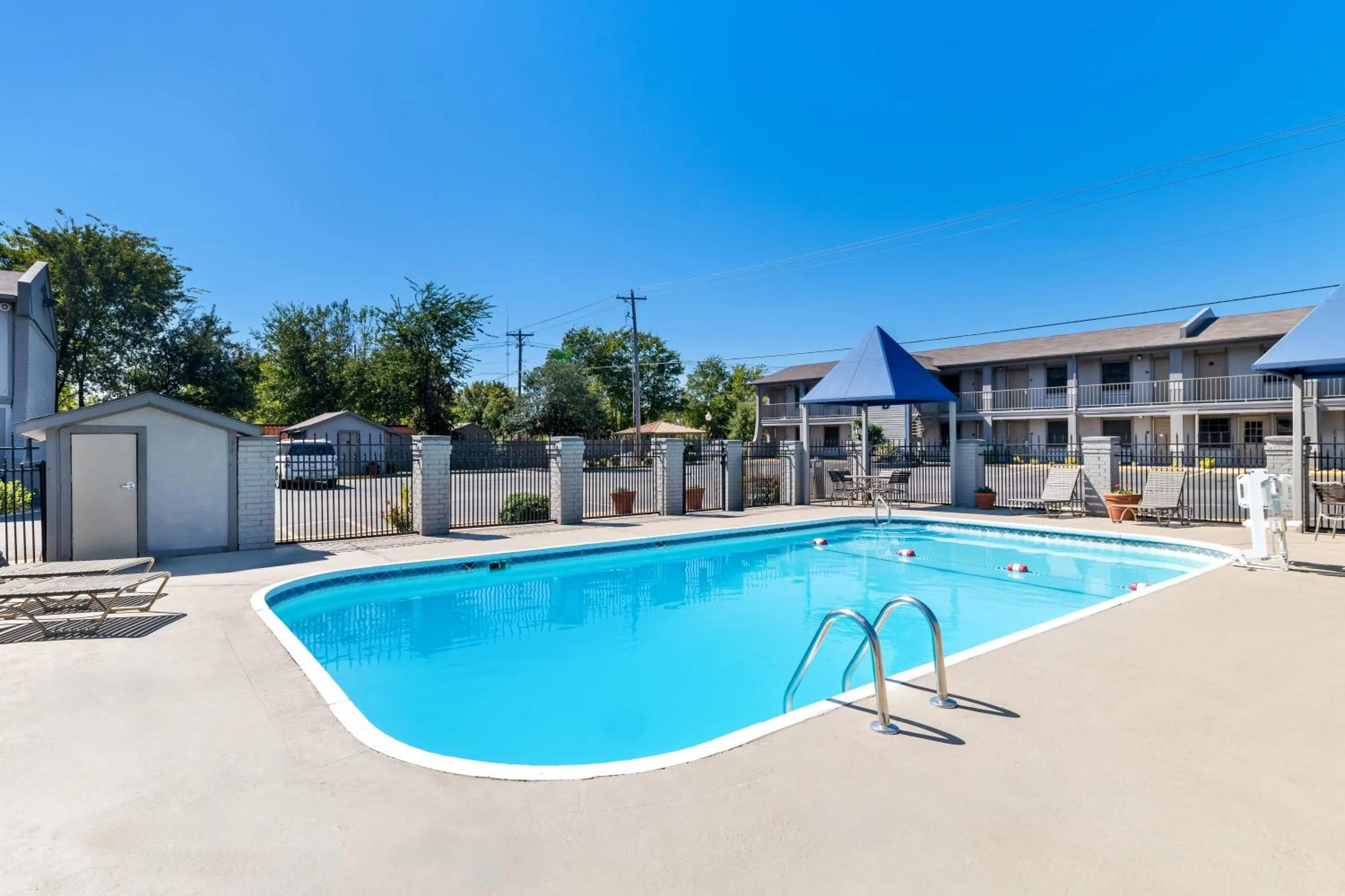 Swimming pool in Best Western Markita Inn
