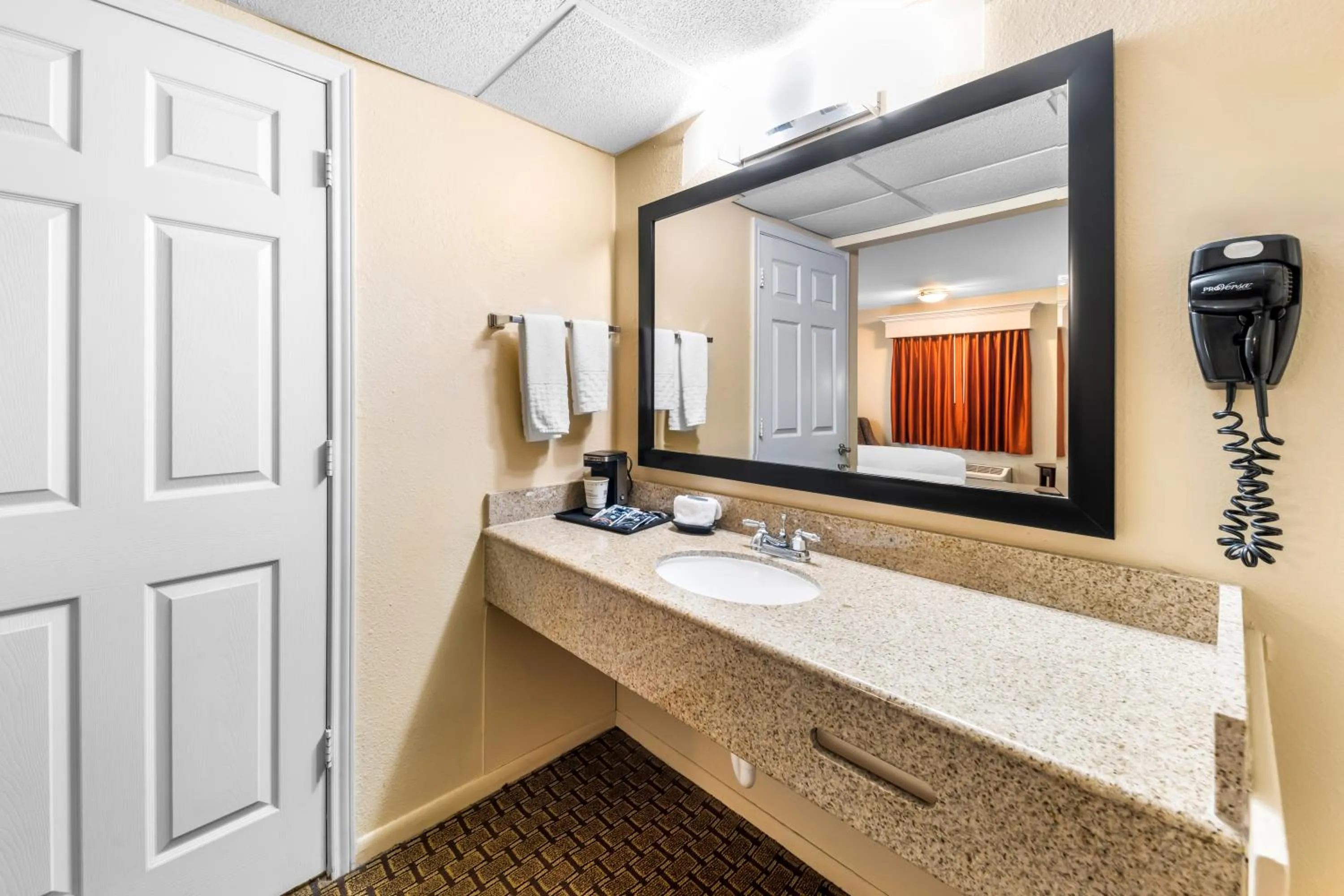 Bedroom in Best Western Markita Inn