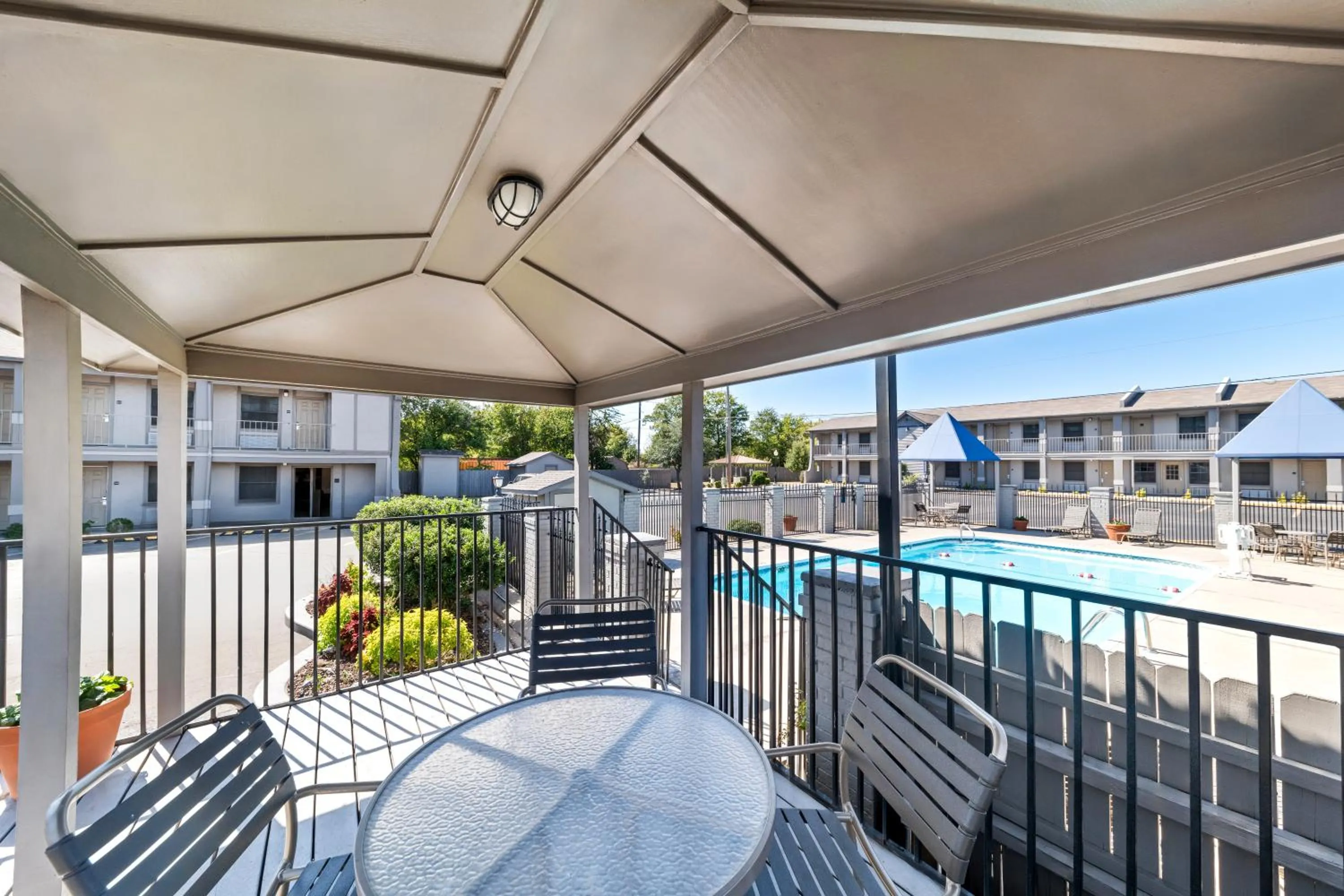 Swimming pool in Best Western Markita Inn