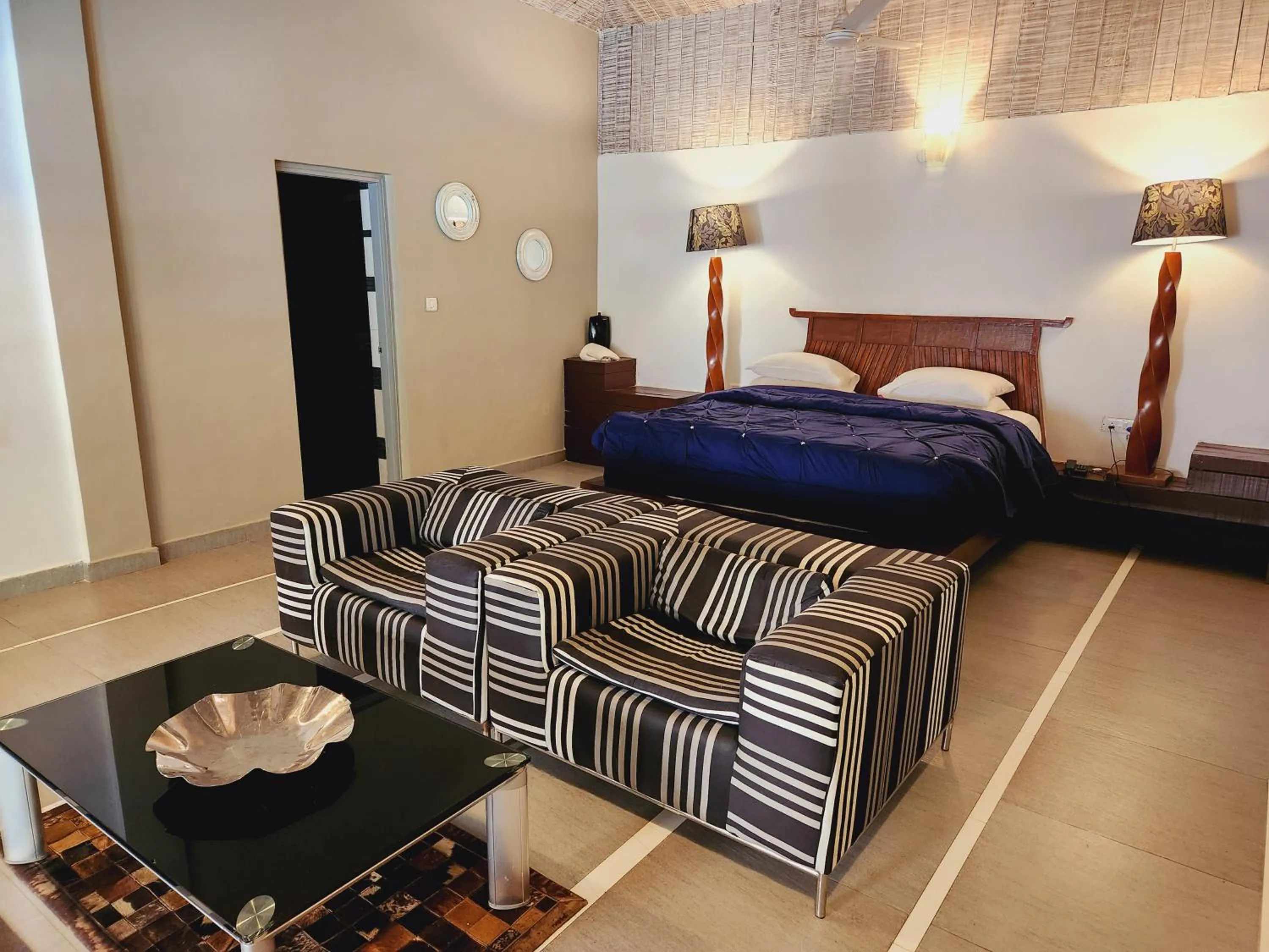 Seating area, Bed in Casa Vagator