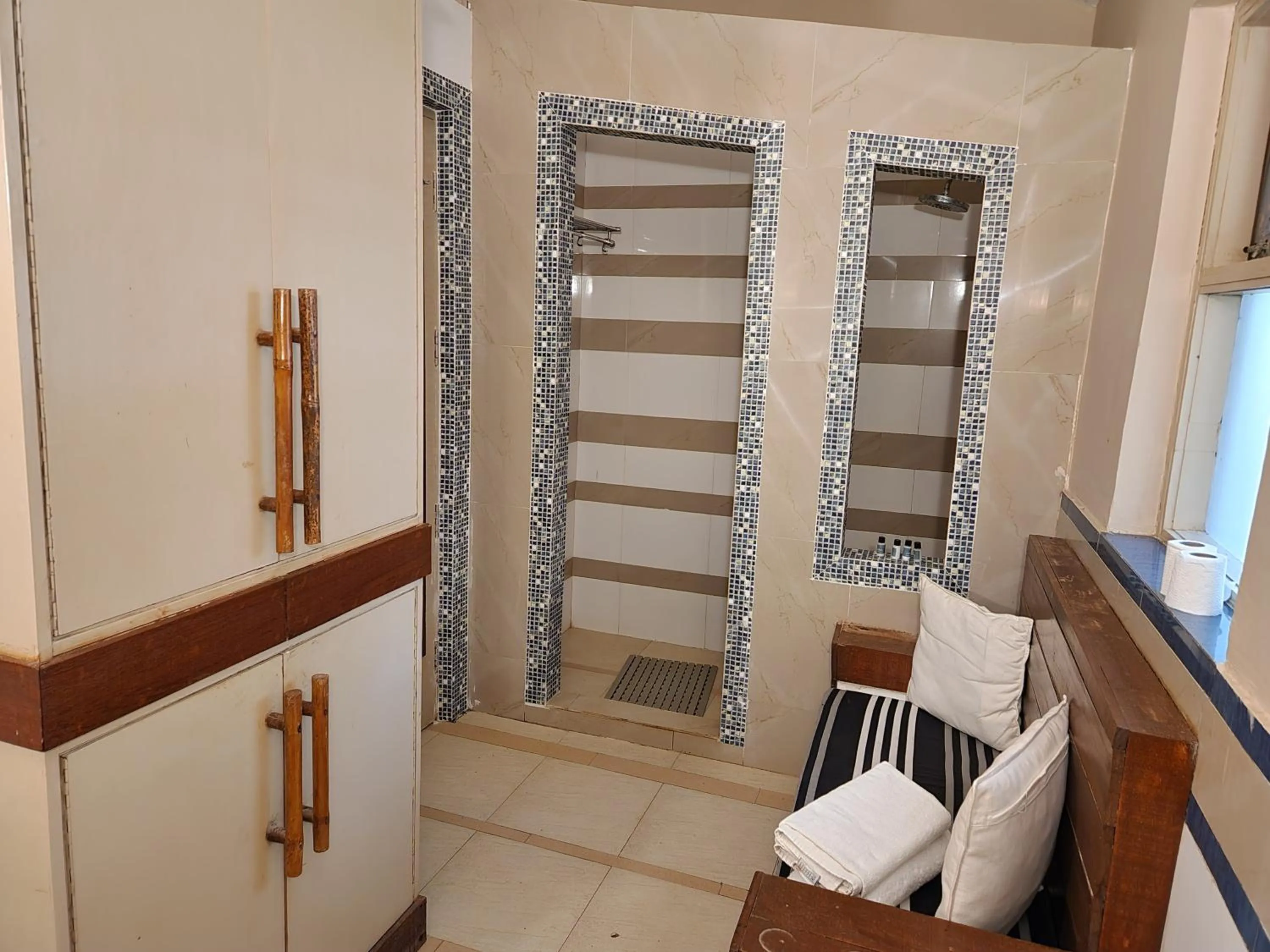 Bathroom, Bed in Casa Vagator