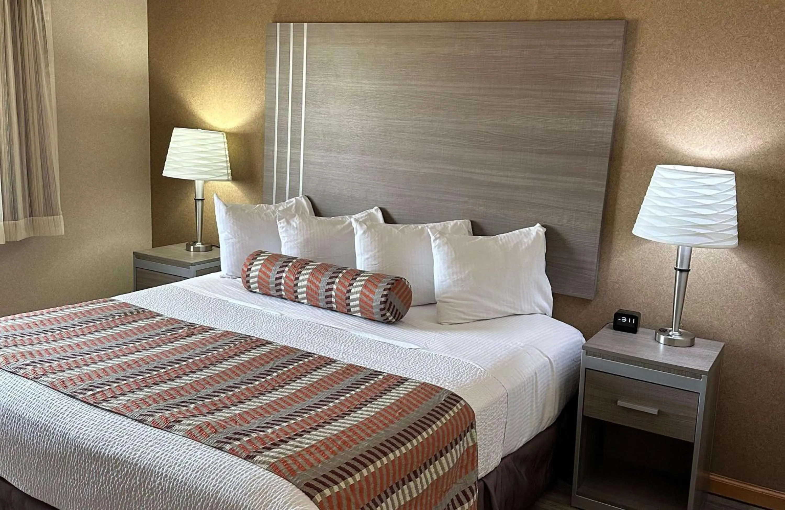 Bedroom, Bed in Best Western Circus City Inn