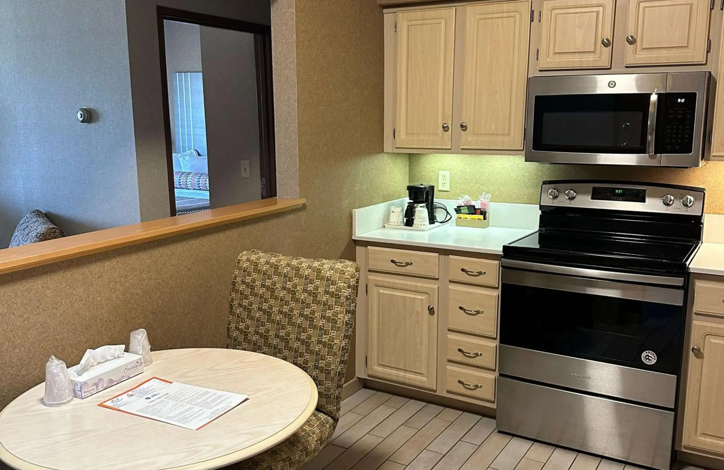 King Suite with Jetted Tub and Kitchen - Non-Smoking in Best Western Circus City Inn King Suite with Jetted Tub and Kitchen - Non-Smoking in Best Western Circus City Inn