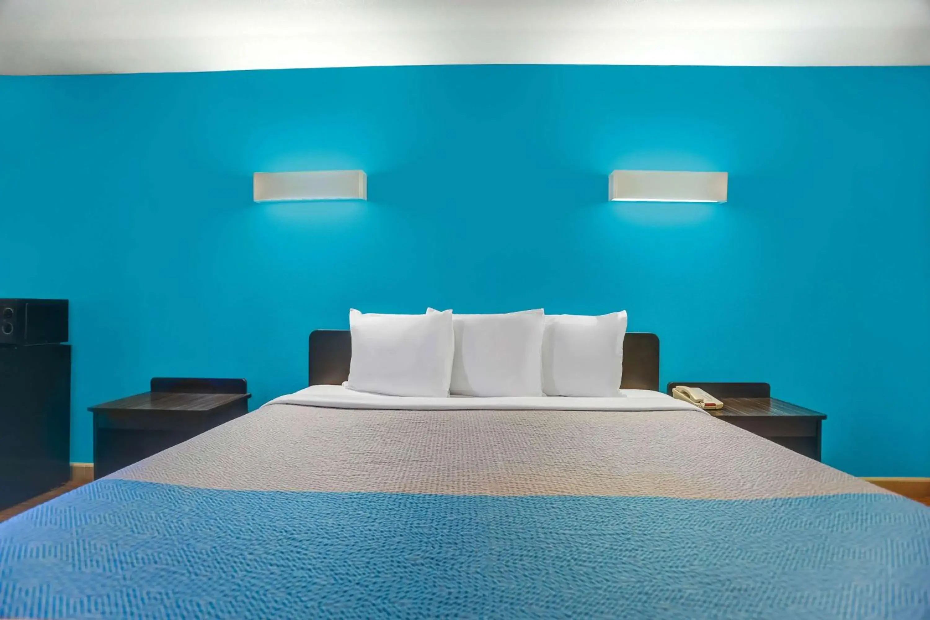 King Room - single occupancy - Disability Access in Motel 6-Anderson, CA - Redding Airport King Room - single occupancy - Disability Access in Motel 6-Anderson, CA - Redding Airport