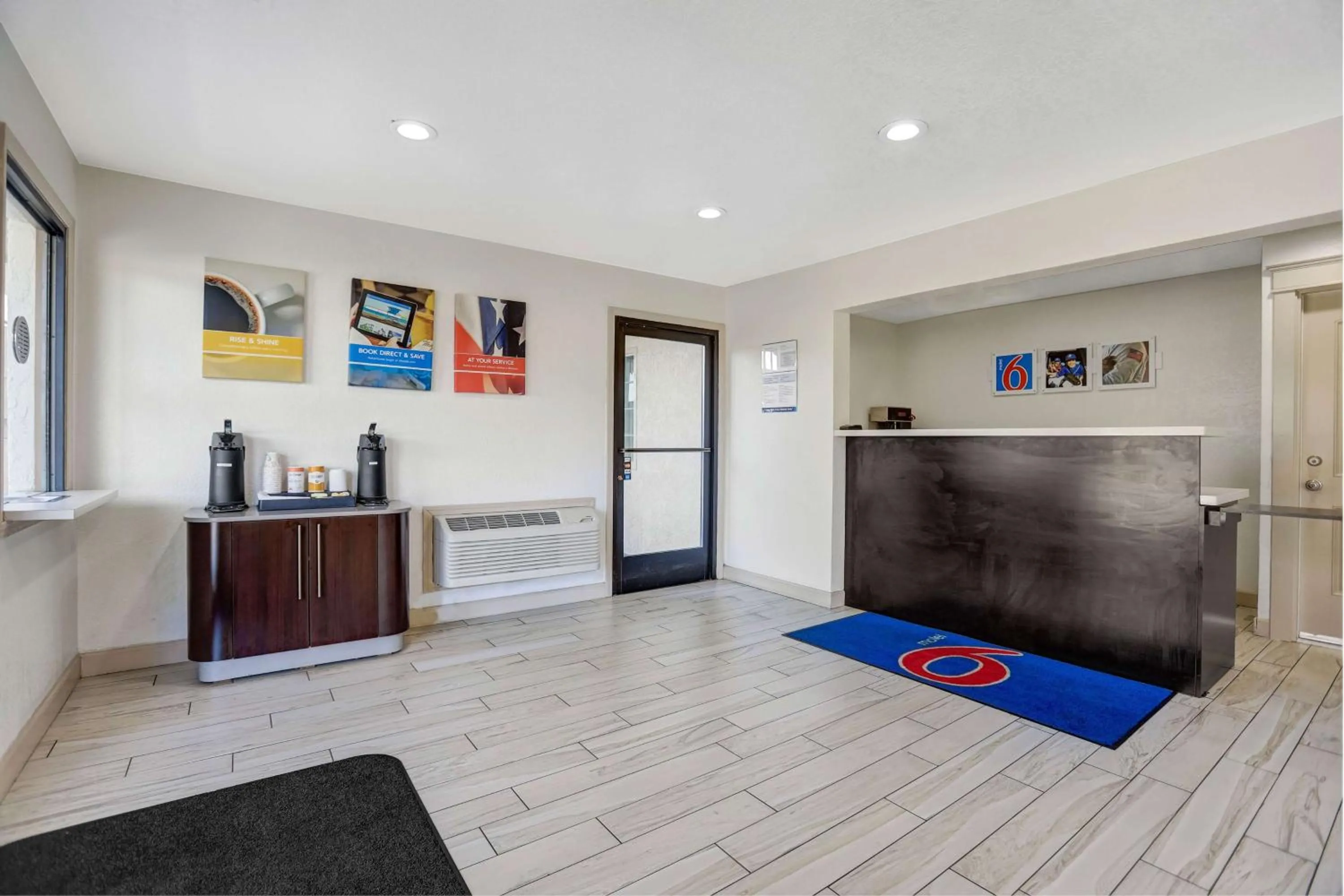 Lobby or reception in Motel 6-Anderson, CA - Redding Airport