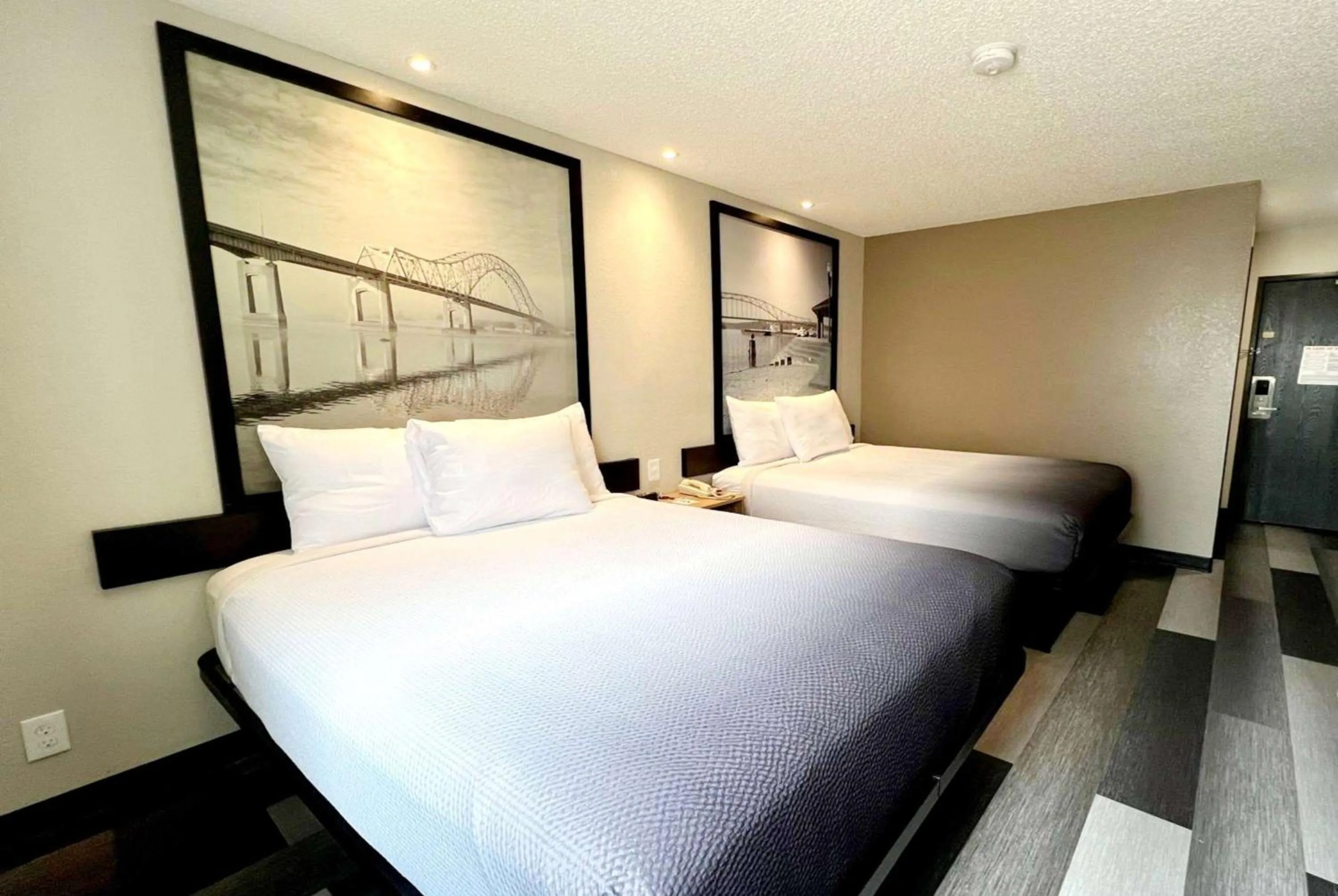 Photo of the whole room, Bed in Super 8 by Wyndham Cedar Rapids