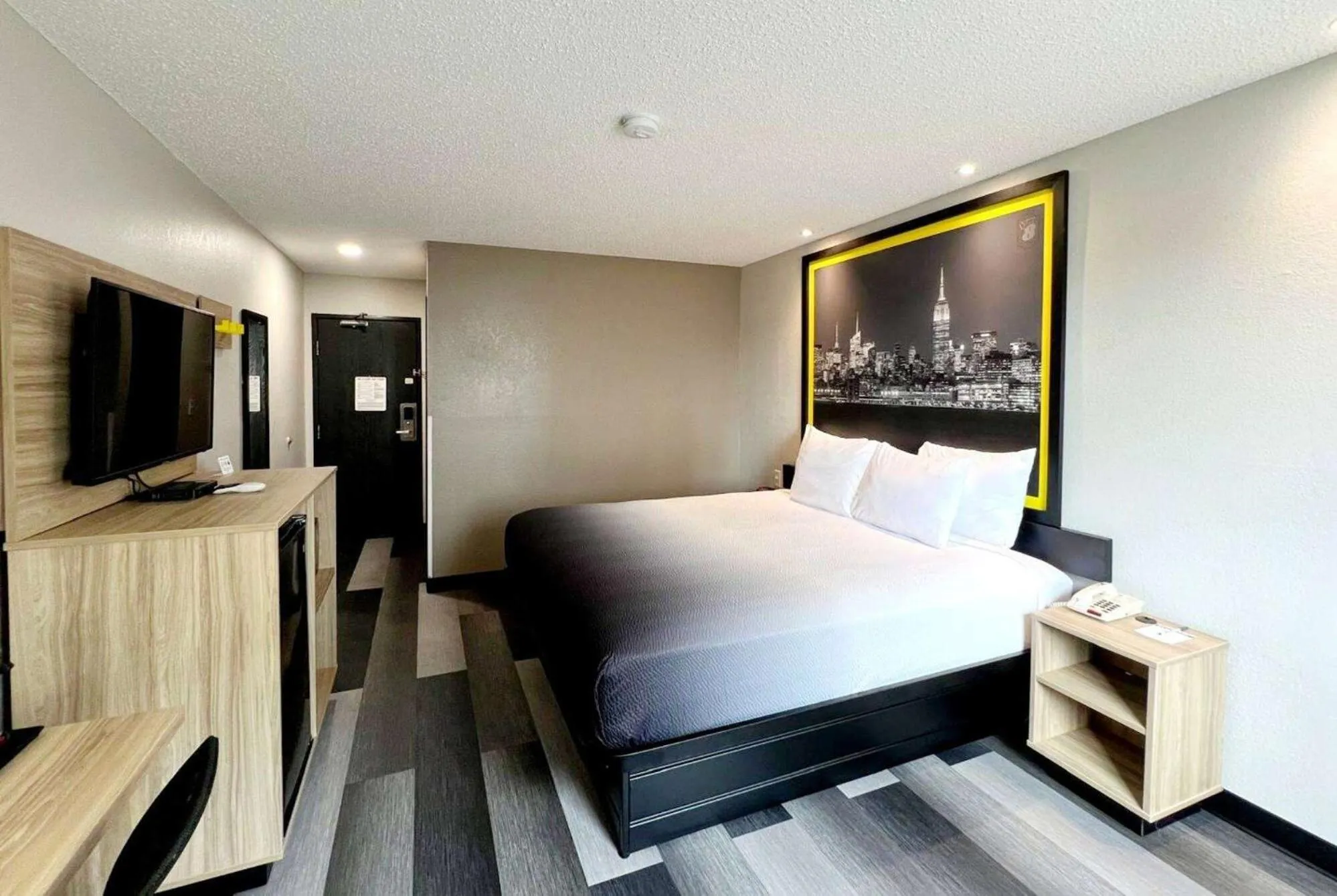 Photo of the whole room, Bed in Super 8 by Wyndham Cedar Rapids